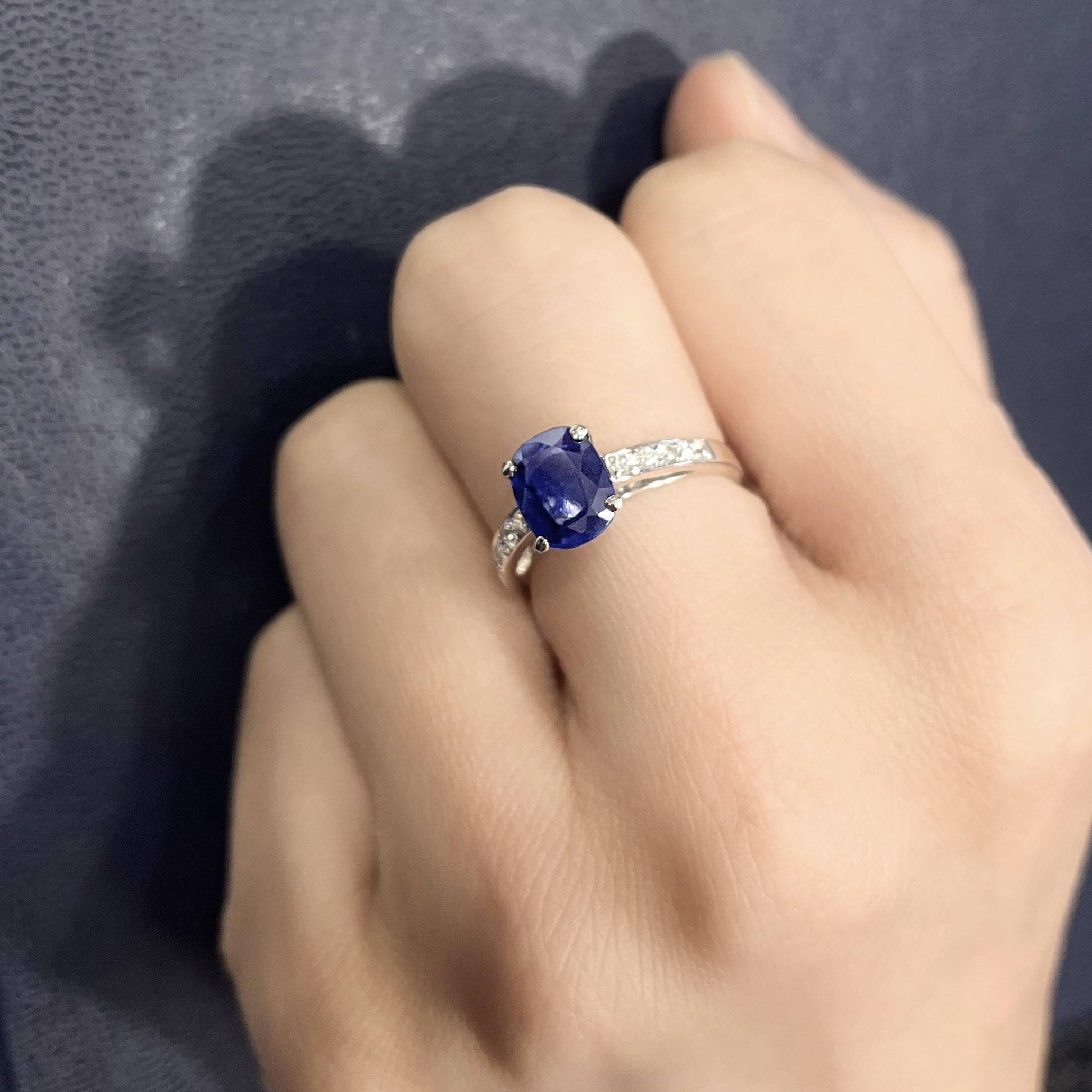 Zafiro de Sri Lanka de corte cojín, con certificado GRS, de 2,06 quilates, de color azul intenso y forma ovalada, con detalles de diamantes de 0,25 quilates en total, engastado en oro blanco de 18 quilates. Un anillo de compromiso refinado con una