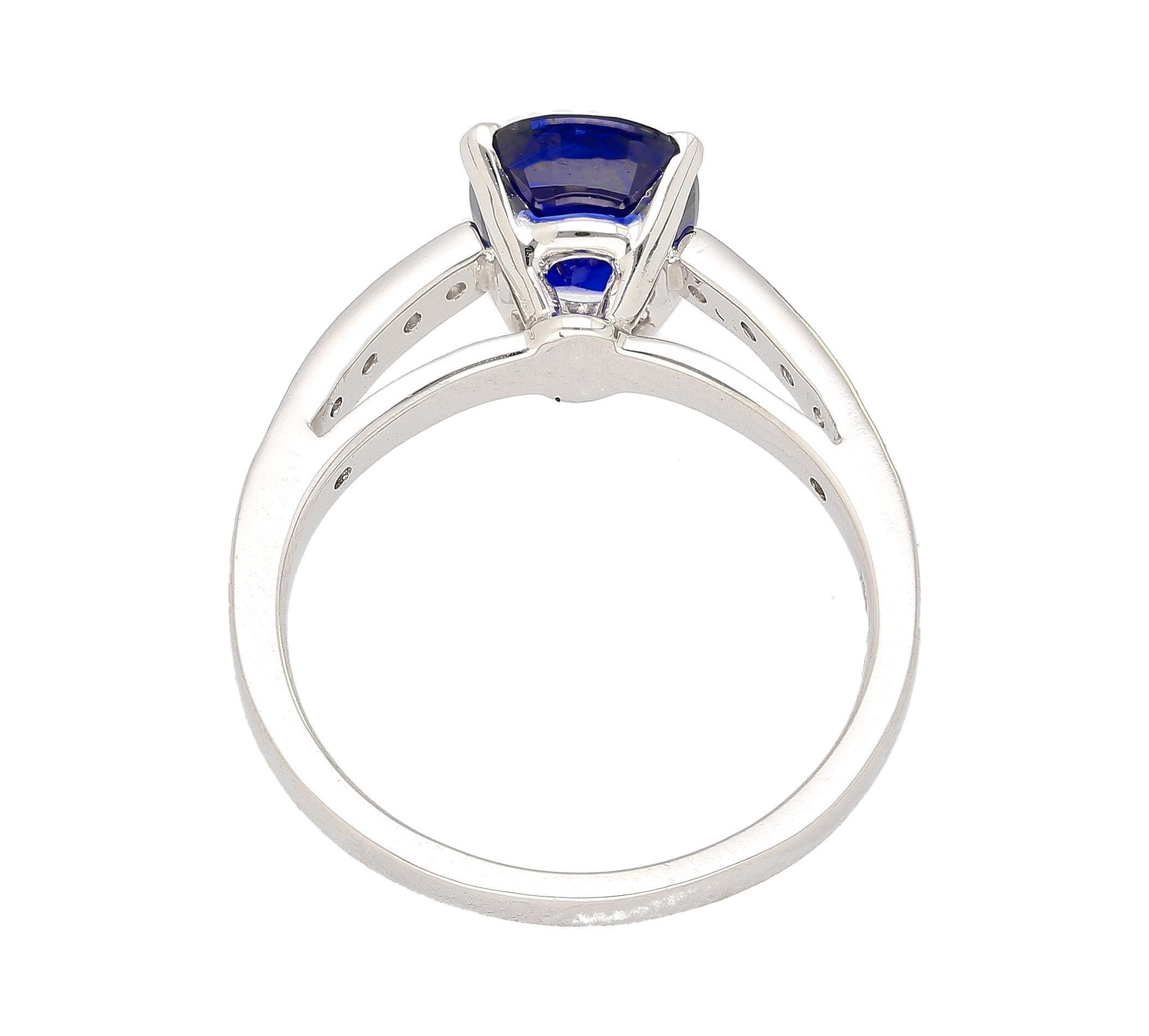 Anillo de diamantes y zafiro azul intenso con certificado GRS de 2,06 quilates Corte cojín en venta