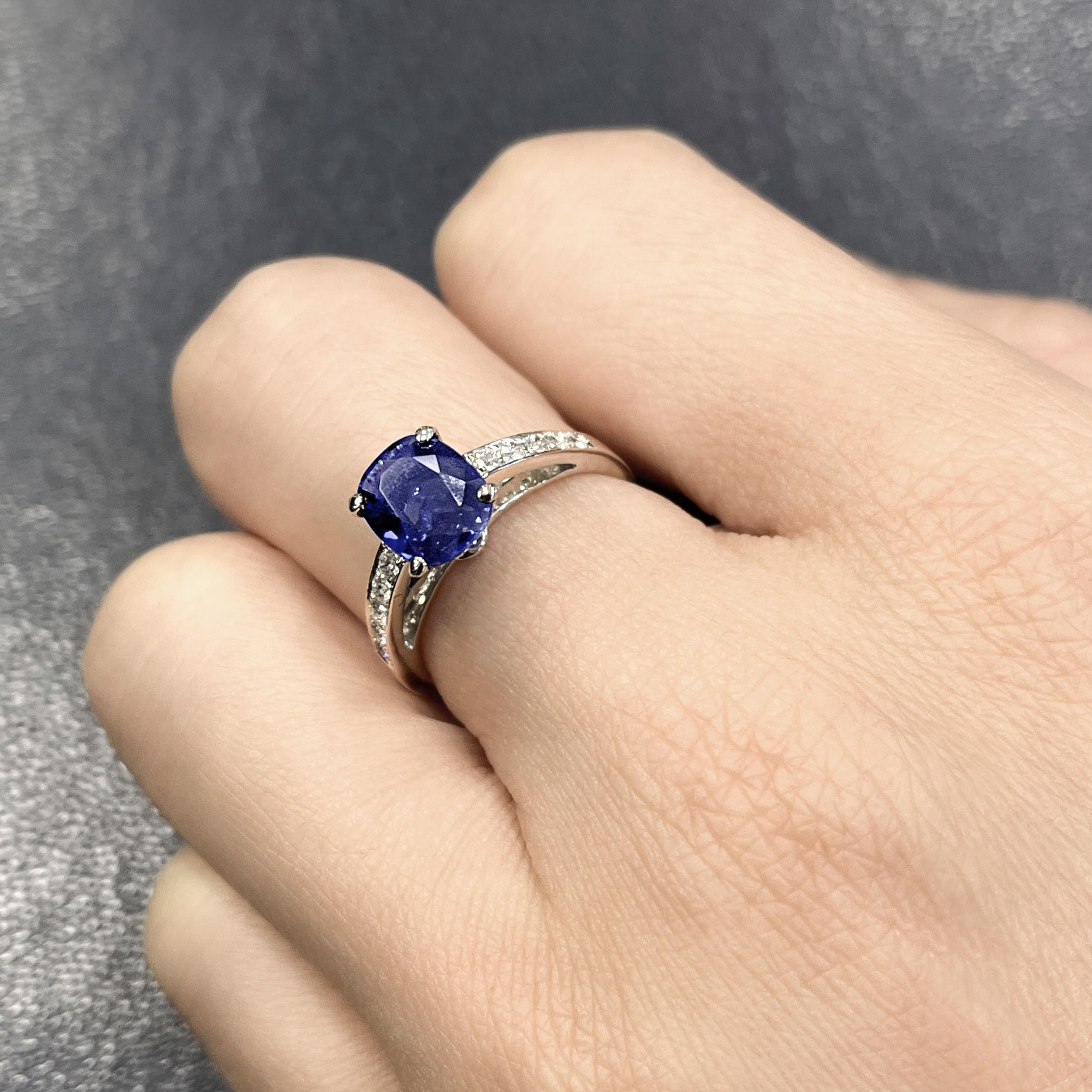 Anillo de diamantes y zafiro azul intenso con certificado GRS de 2,06 quilates en venta 2
