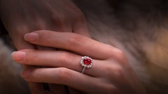 Bague en or blanc 18 carats sertie d'un rubis « Pigeon Blood » de 2,06 carats non traité thermiquement, certifié GRS