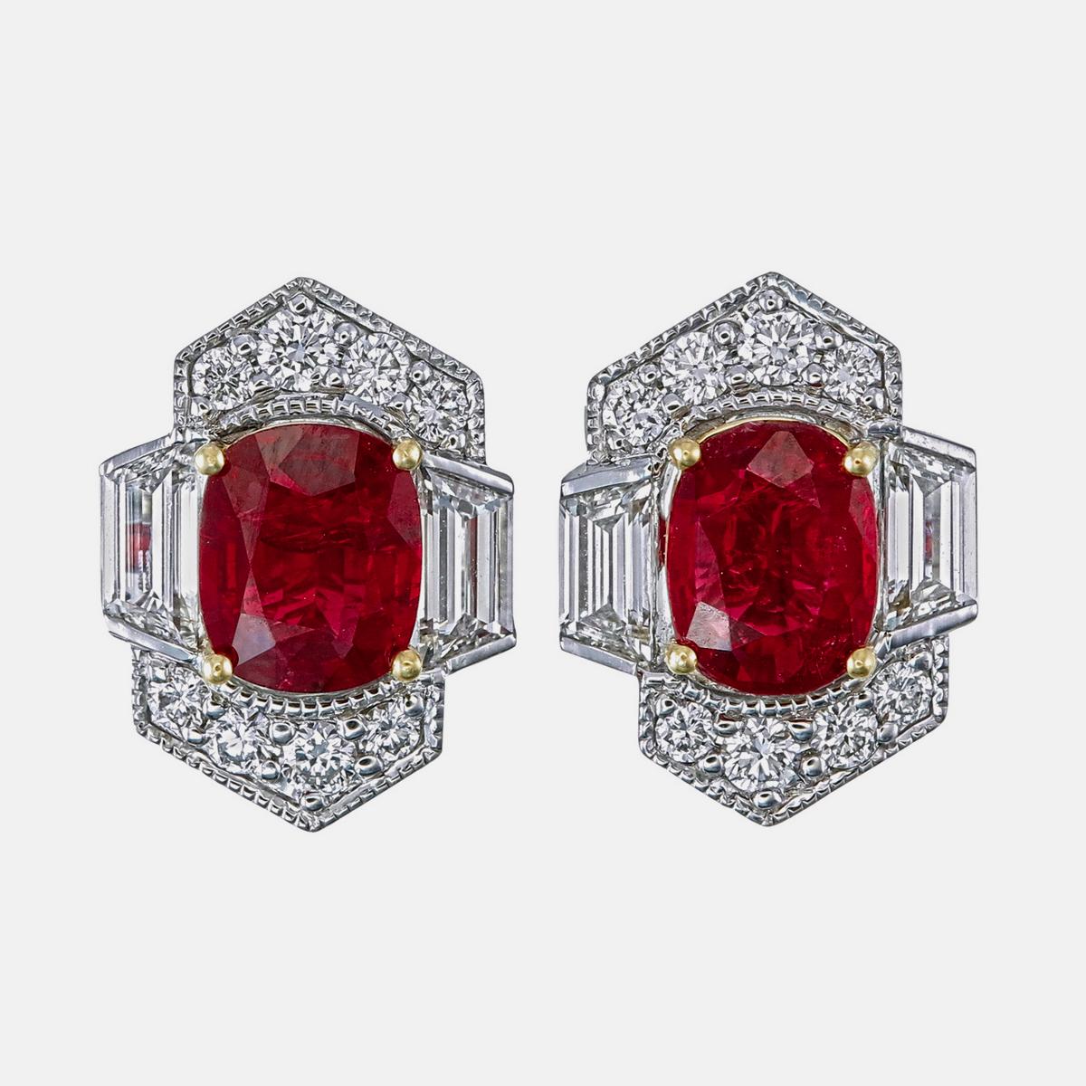 Une élégante paire de boucles d'oreilles en rubis et en diamants de Rewa Jewell est réalisée en or blanc 18 carats.

Les deux pièces centrales sont des rubis birmans naturels non traités pesant environ 2,09 carats. Ces rubis sont de couleur sang de