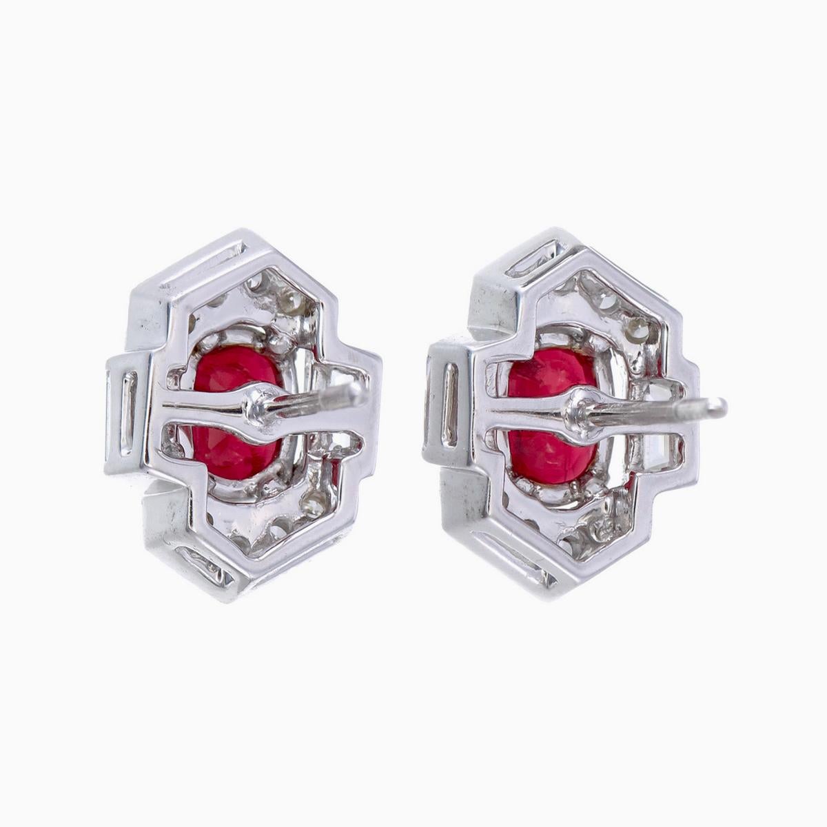 Mouvement esthétique Boucles d'oreilles en or blanc 18 carats certifiées GRS avec rubis de Birmanie et diamants de 2,09 carats en vente