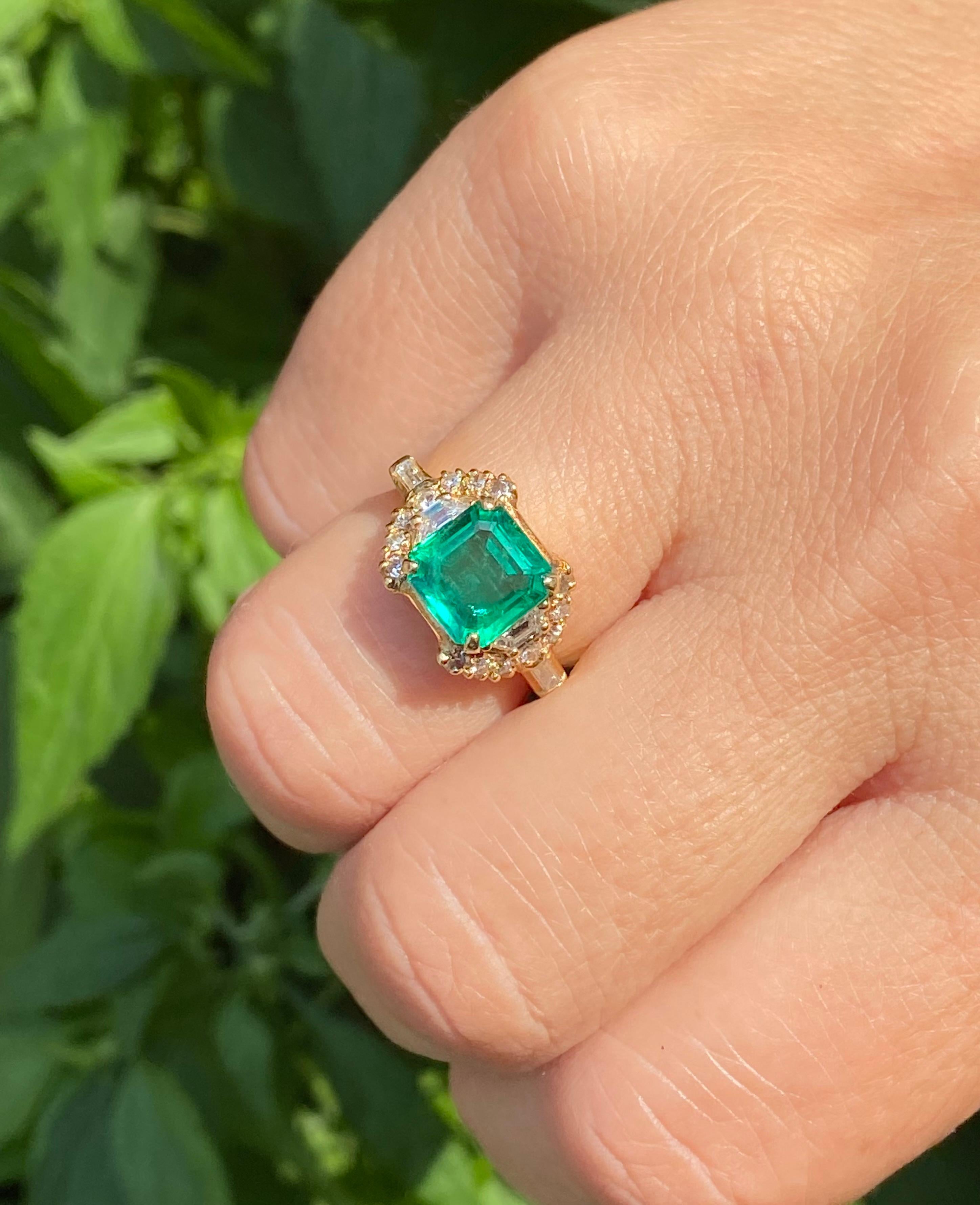 Art Deco GRS Certified, 2.09 Carat Natural Colombian Emerald Set in 18k Solid Gold Ring For Sale