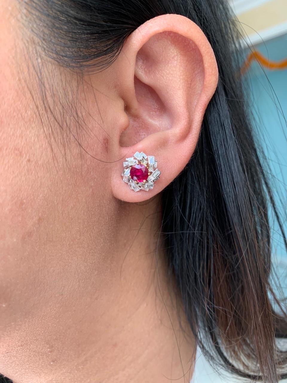 Orecchini con diamanti e sangue di piccione di Birmania da 2,10 carati certificati GRS in WG 18K In condizioni Nuovo in vendita a Bangkok, TH