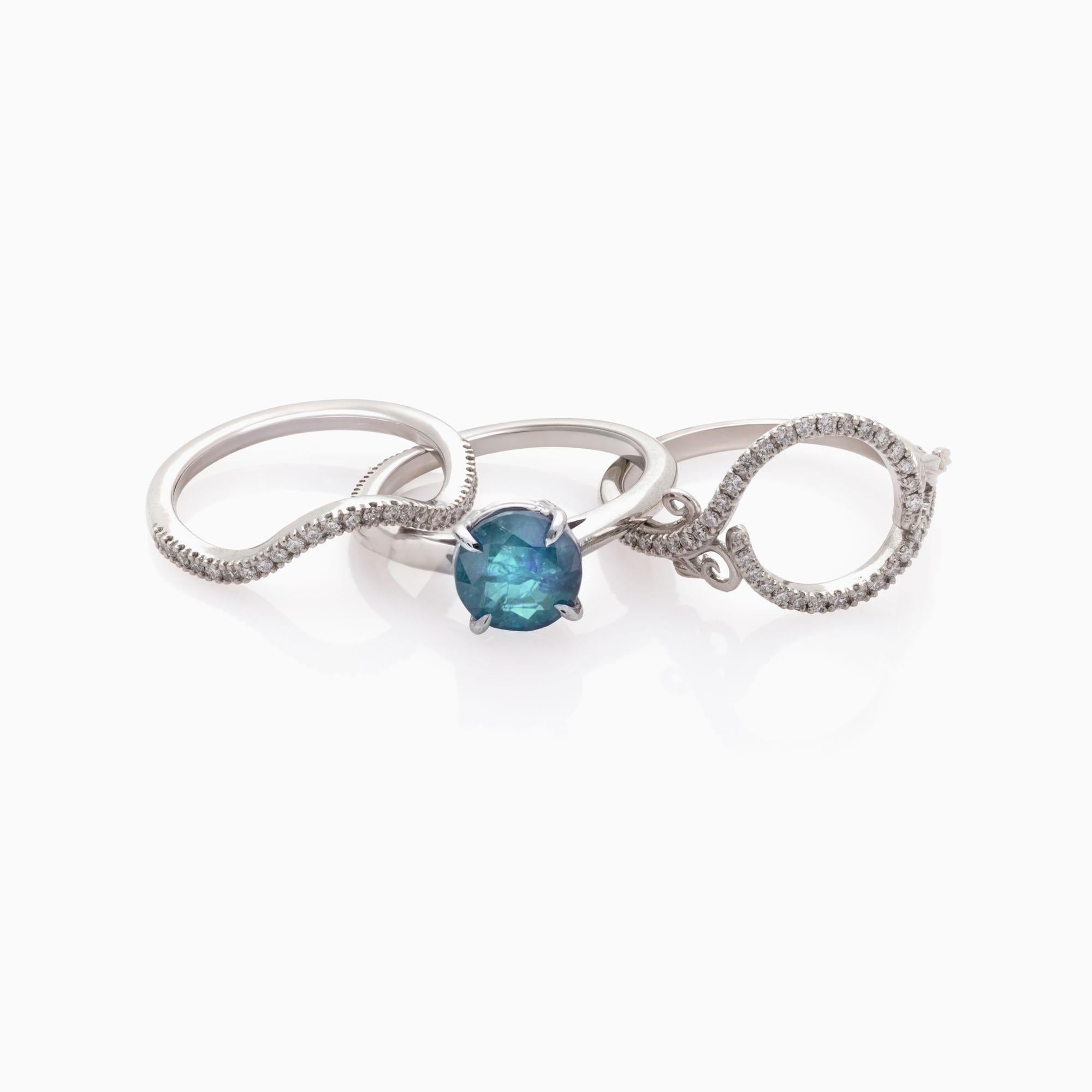 Bague tourmaline, 2,14 carats, bague diamant, 0,60 carats, or blanc 14K, certifié GRS. Cette bague exceptionnelle, réalisée en or blanc 14 carats, allie magistralement le raffinement classique à l'art contemporain. Le design présente trois bandes