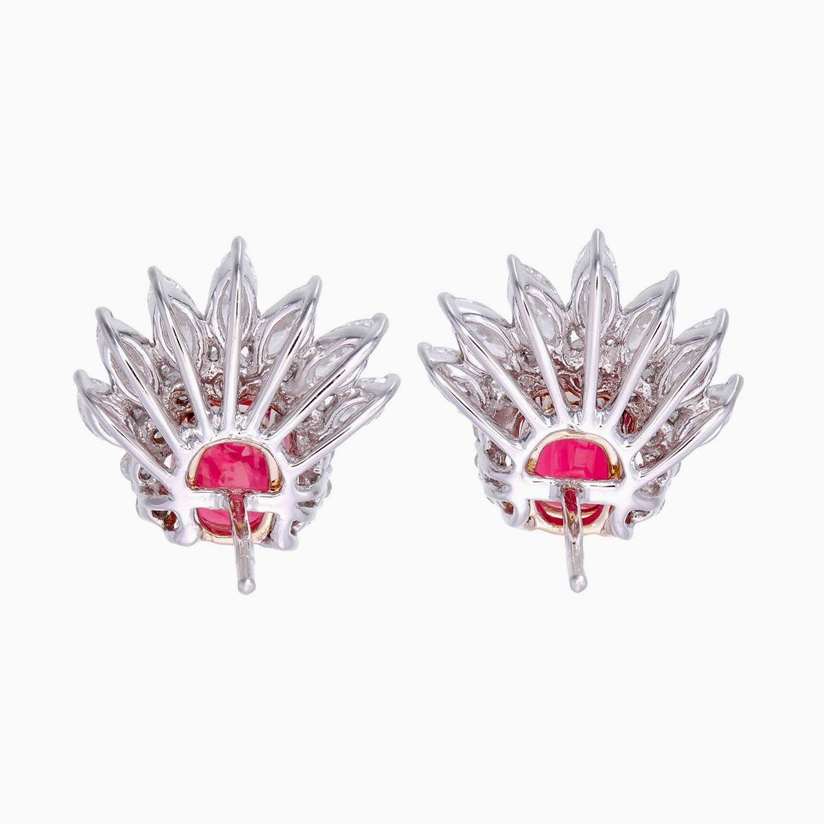 Une élégante paire de  Les boucles d'oreilles en rubis et diamants de Rewa Jewell sont réalisées en or blanc 18 carats.

Les deux pièces centrales sont des rubis birmans naturels non traités de taille coussin pesant environ 2,17 carats.  Ces rubis
