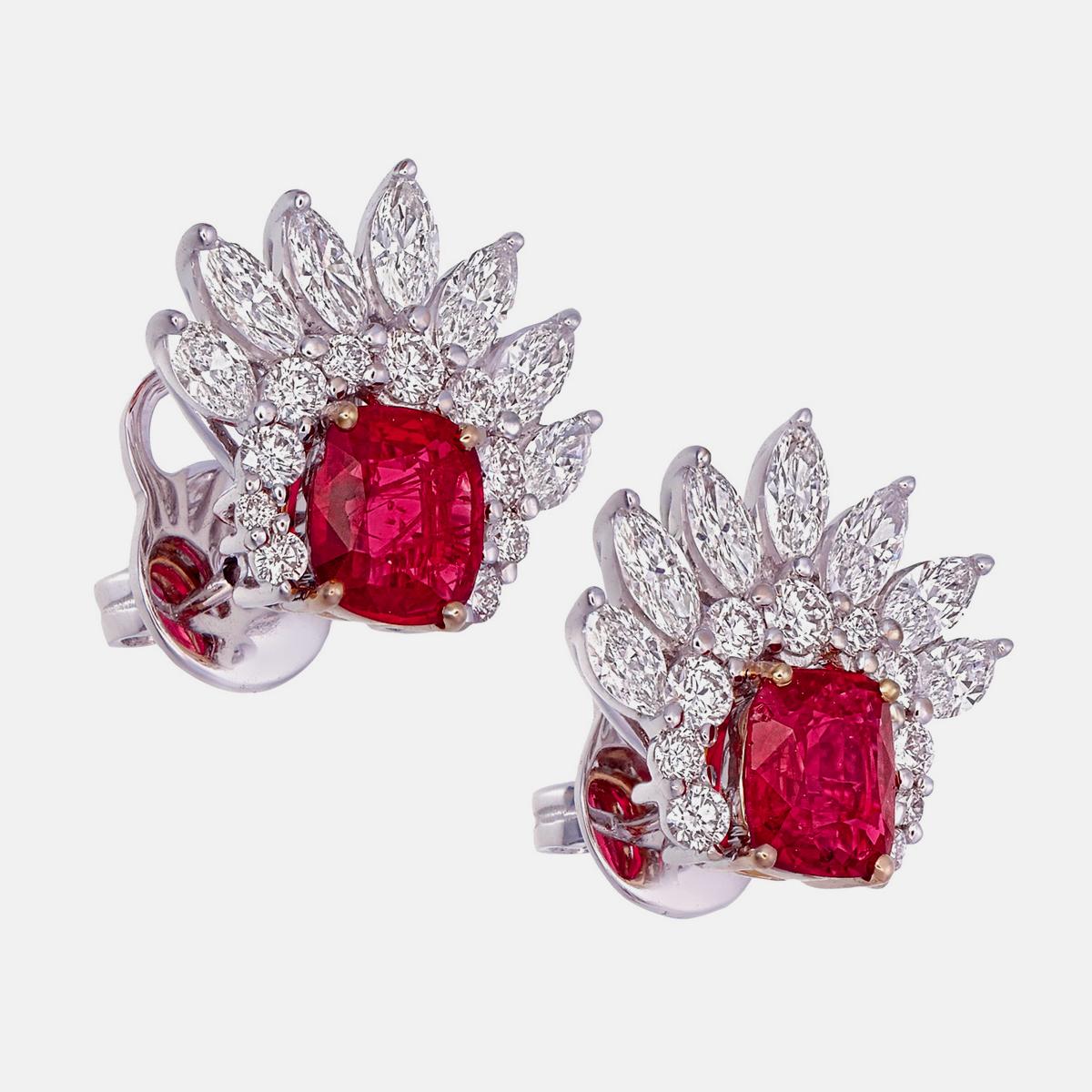Taille coussin Boucles d'oreilles certifiées GRS de 2.17 carats de rubis birman et diamants en 18k WG en vente