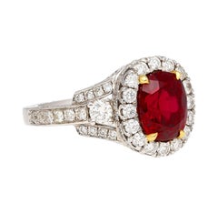 GRS Certified 2,2 Karat Vivid Red Oval Cut Ruby & Diamant Retro Regal Style Ring