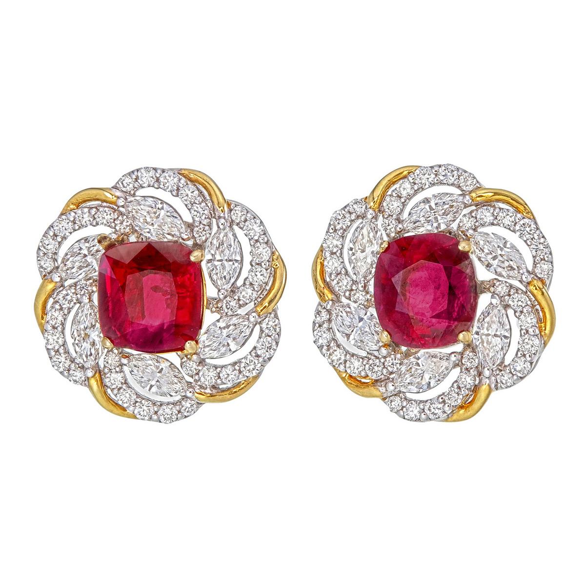 Ein elegantes Paar  Die Rubin- und Diamantohrringe von Rewa Jewels sind aus 18 Karat Weißgold gefertigt.

Die 2 Mittelstücke bestehen aus natürlichen, unbehandelten burmesischen Rubinen mit einem Gewicht von etwa 2,23 Karat. Diese Steine sind