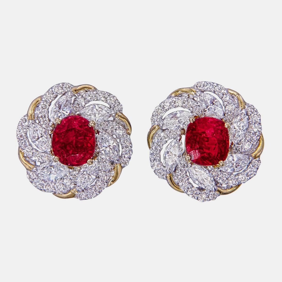 Ein elegantes Paar  Die Rubin- und Diamantohrringe von Rewa Jewels sind aus 18 Karat Weißgold gefertigt.

Das Mittelstück besteht aus natürlichen, unbehandelten birmanischen Rubinen im Kissenschliff mit einem Gewicht von etwa 2.27 Karat.  Diese
