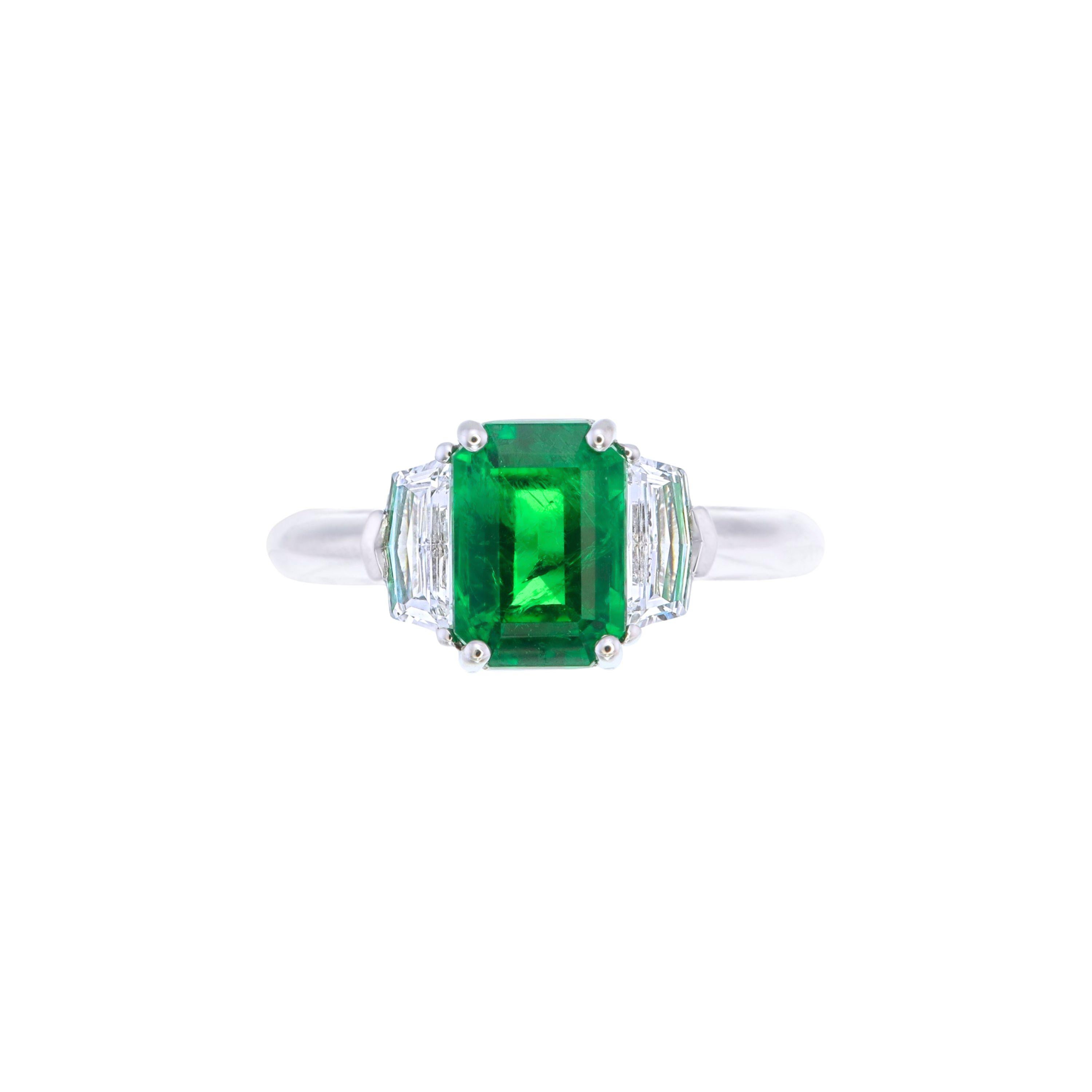 Questo elegante anello mette in mostra uno smeraldo di 2,27 carati con taglio a ottagono proveniente dallo Zambia, certificato da GRS. Lo smeraldo, trattato con olio minore, presenta un colore verde vivo che lo rende un elemento di spicco di questo