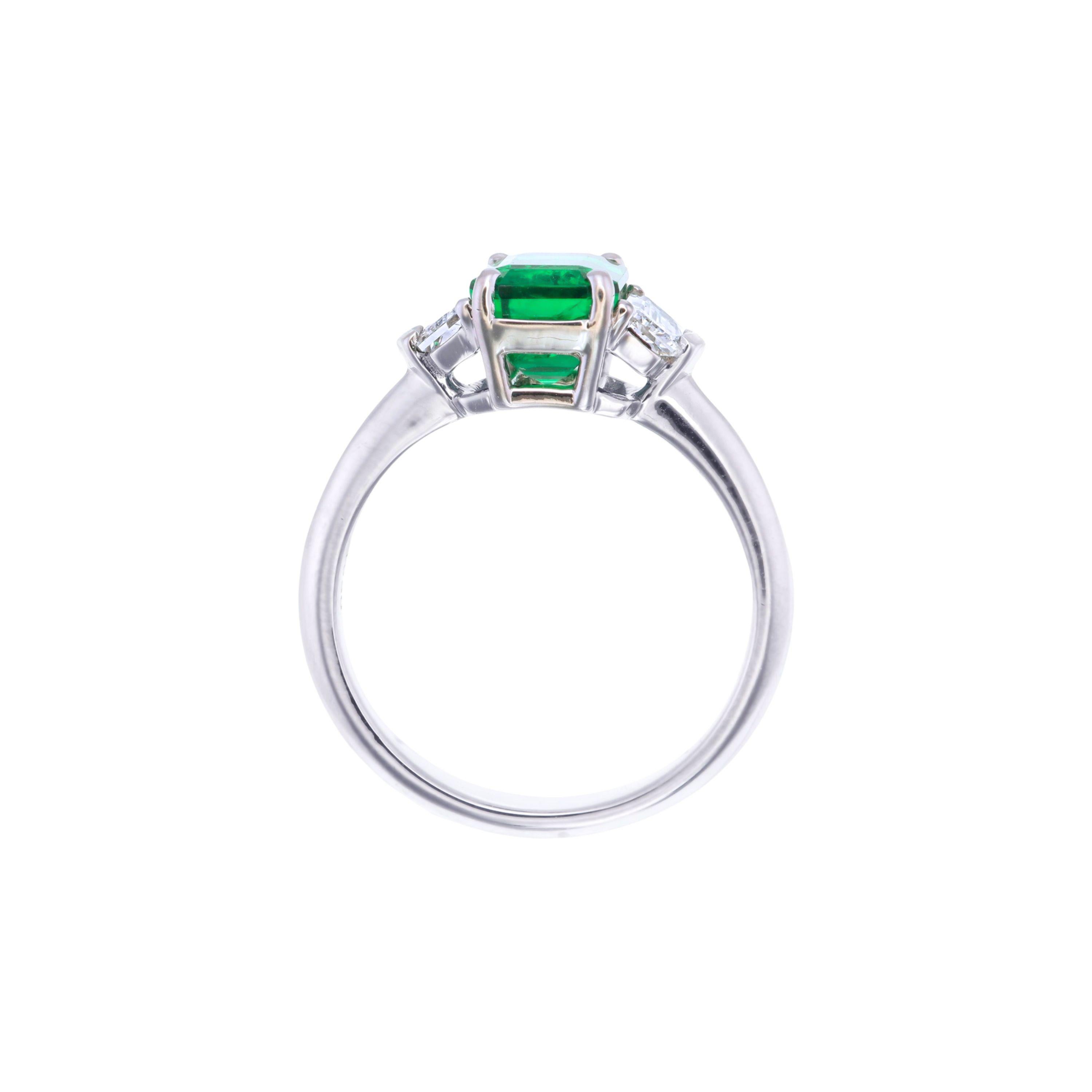 Contemporaneo Anello a tre pietre con smeraldo e diamante certificato GRS da 2,27 carati Vivid G. in vendita