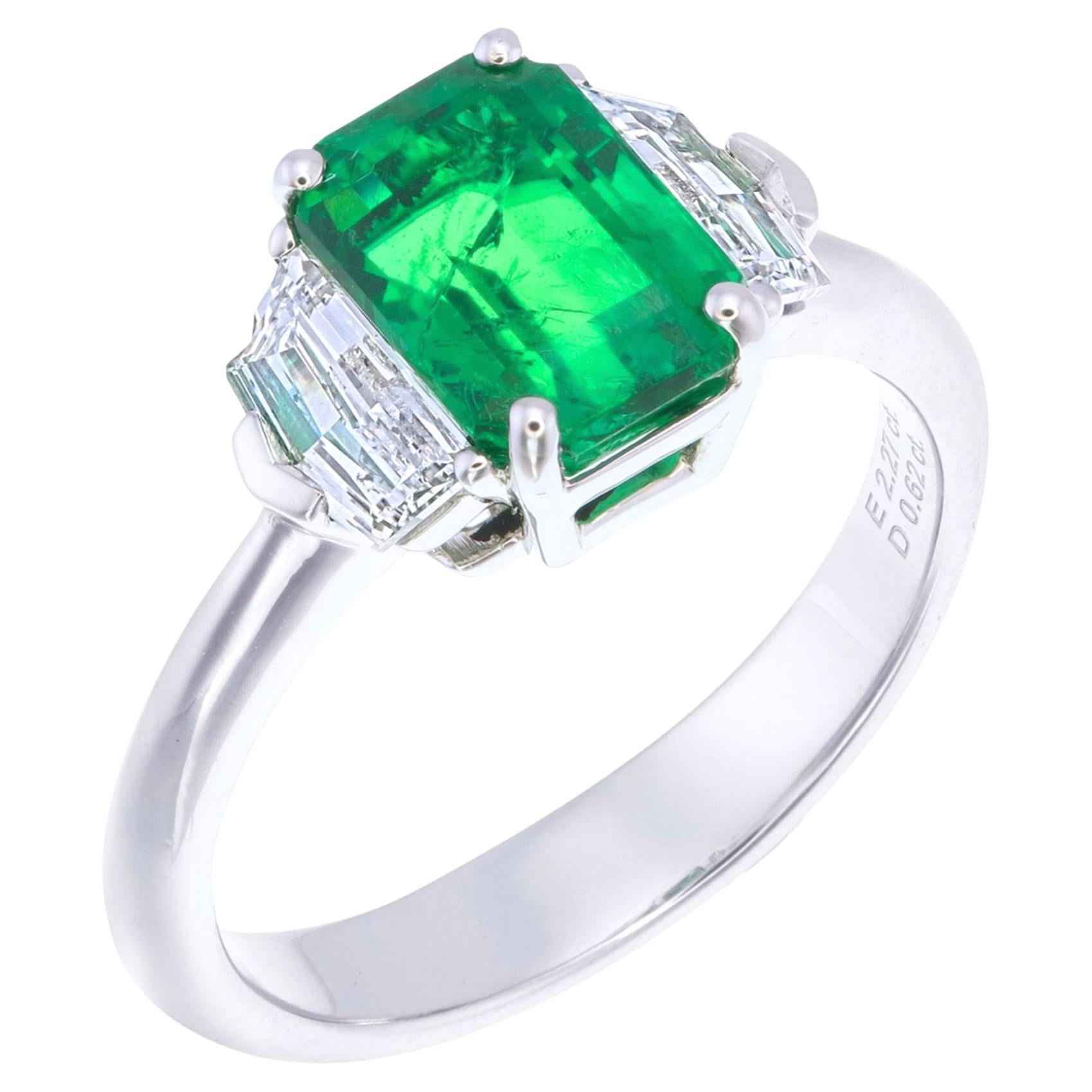 Anello a tre pietre con smeraldo e diamante certificato GRS da 2,27 carati Vivid G. in vendita