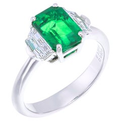 Anello a tre pietre con smeraldo e diamante certificato GRS da 2,27 carati Vivid G.
