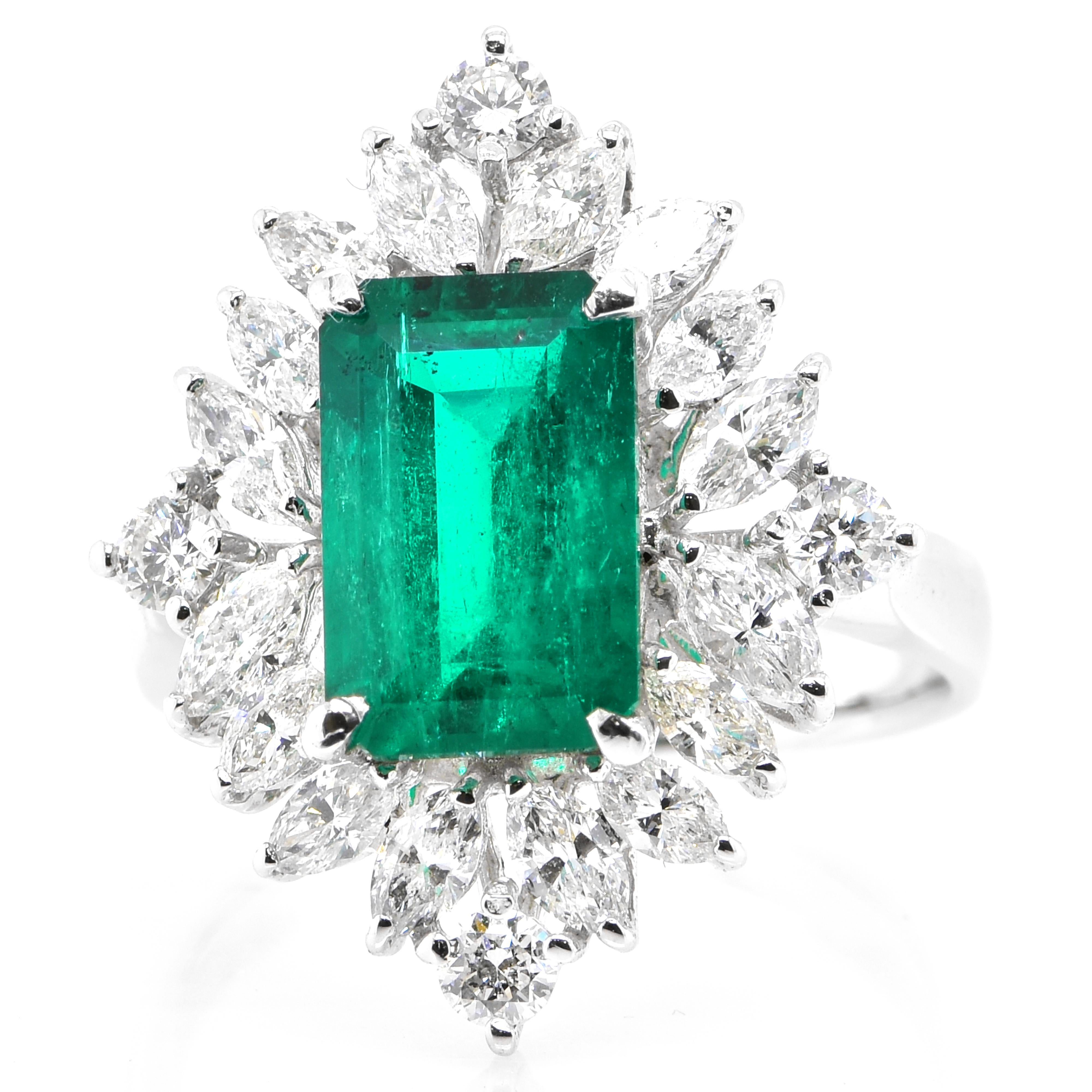 Cette magnifique bague est ornée d'une émeraude colombienne certifiée GRS de 2,42 carats, d'une émeraude verte Mizo et d'une émeraude légèrement huilée, ainsi que de 1,33 carats de diamants sertis dans du platine. Les gens admirent le vert de