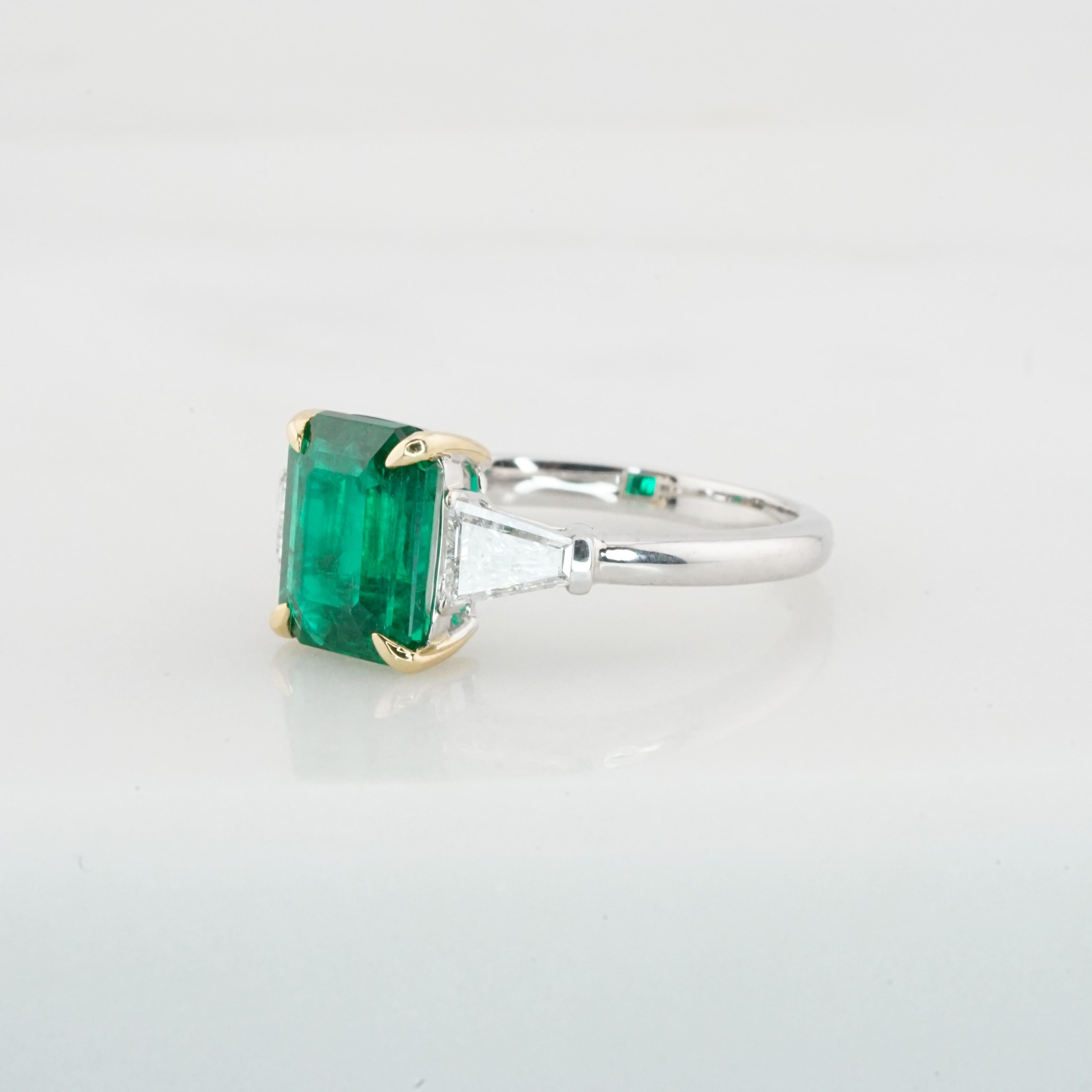 Mit einem GRS-zertifizierten Smaragd von 2,43 Karat ist dieser atemberaubende Ring eine Verkörperung von Luxus und der Kunstfertigkeit der Natur. Der Smaragd, der aus dem majestätischen Himalaya-Gebirge stammt, hat einen tiefgrünen Farbton, der an