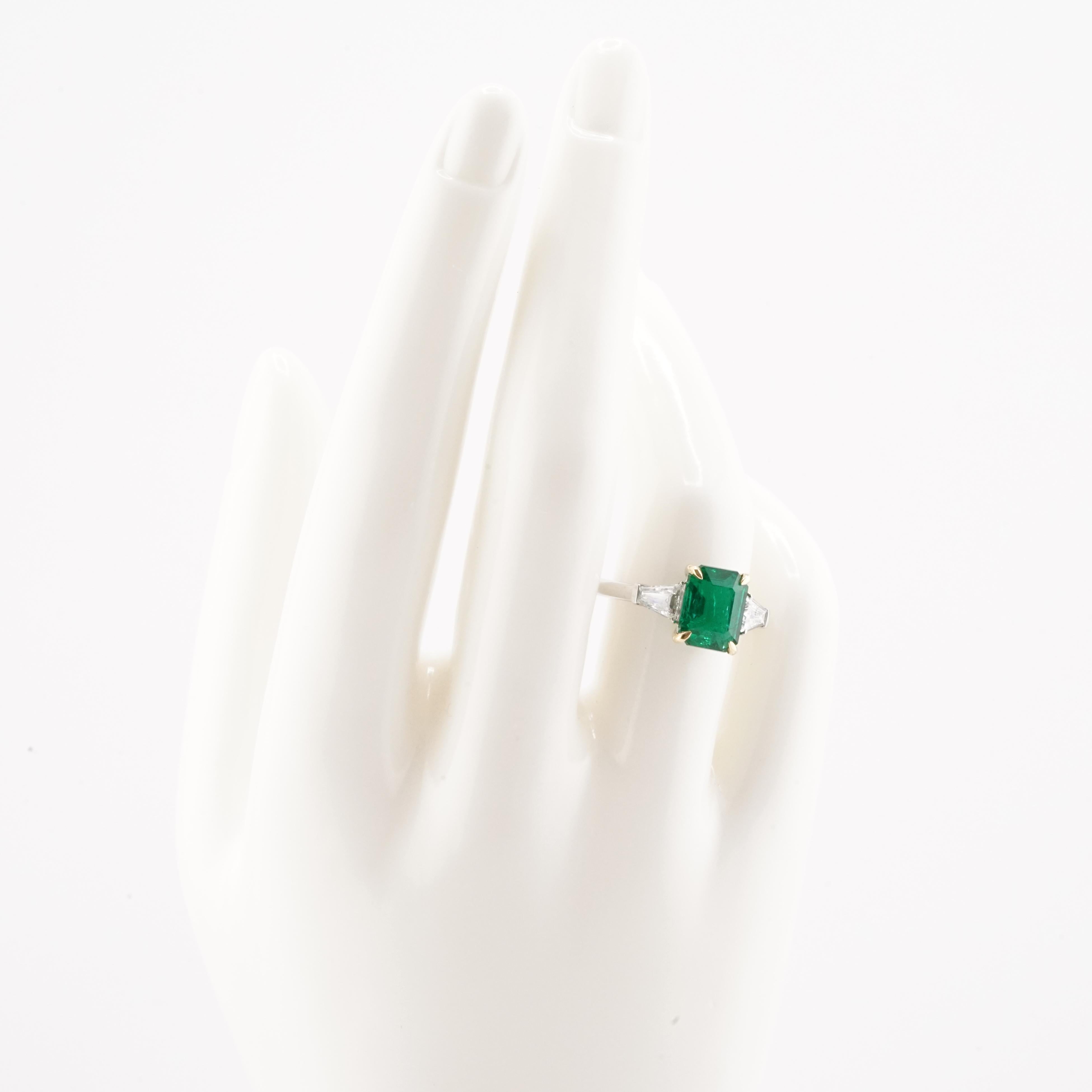 GRS Certified 2.43 Carat Insignificant Oil Himalayan Green Emerald 18K Gold Ring In New Condition For Sale In Rome, IT