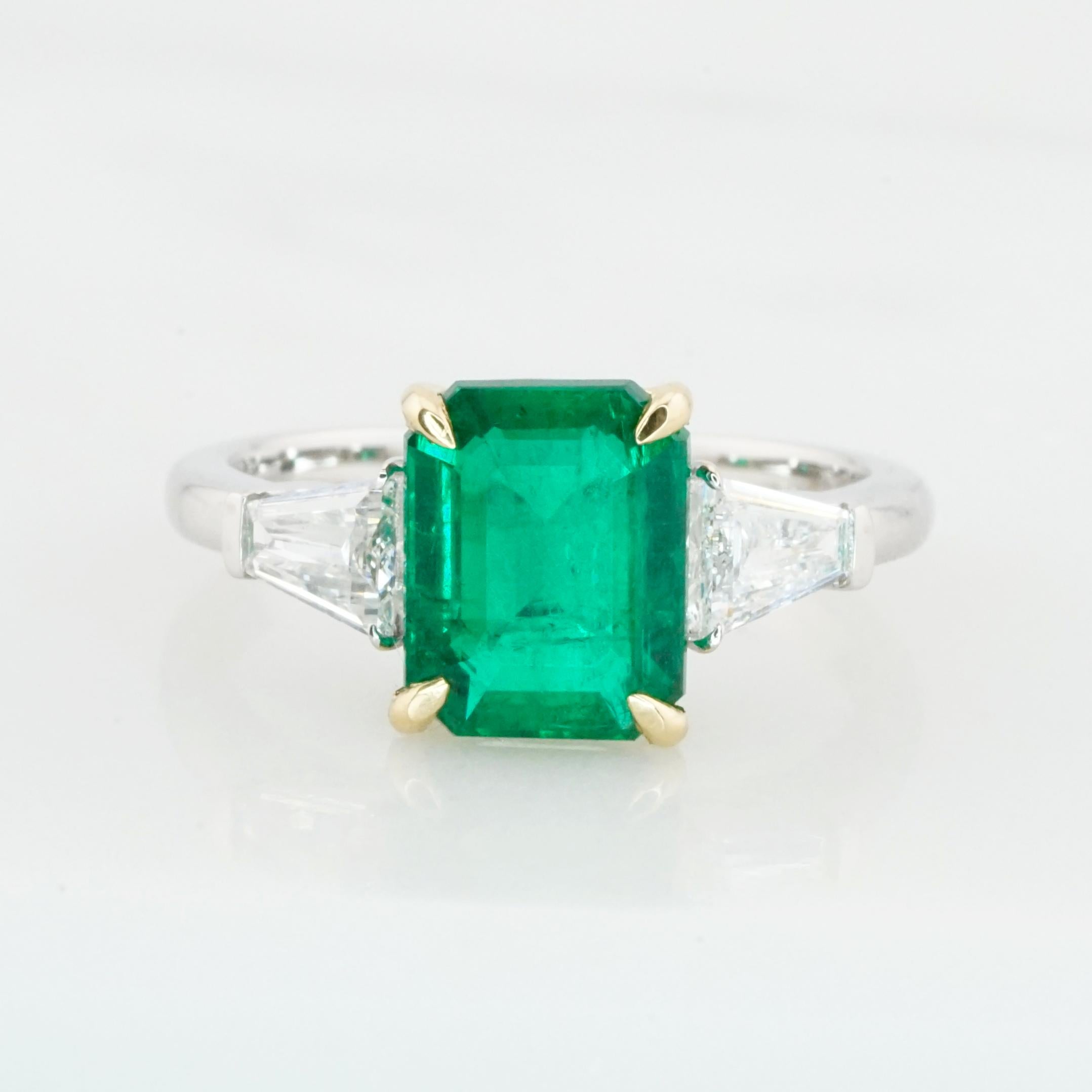 GRS Certified 2.43 Carat Insignificant Oil Himalayan Green Emerald 18K Gold Ring For Sale 2