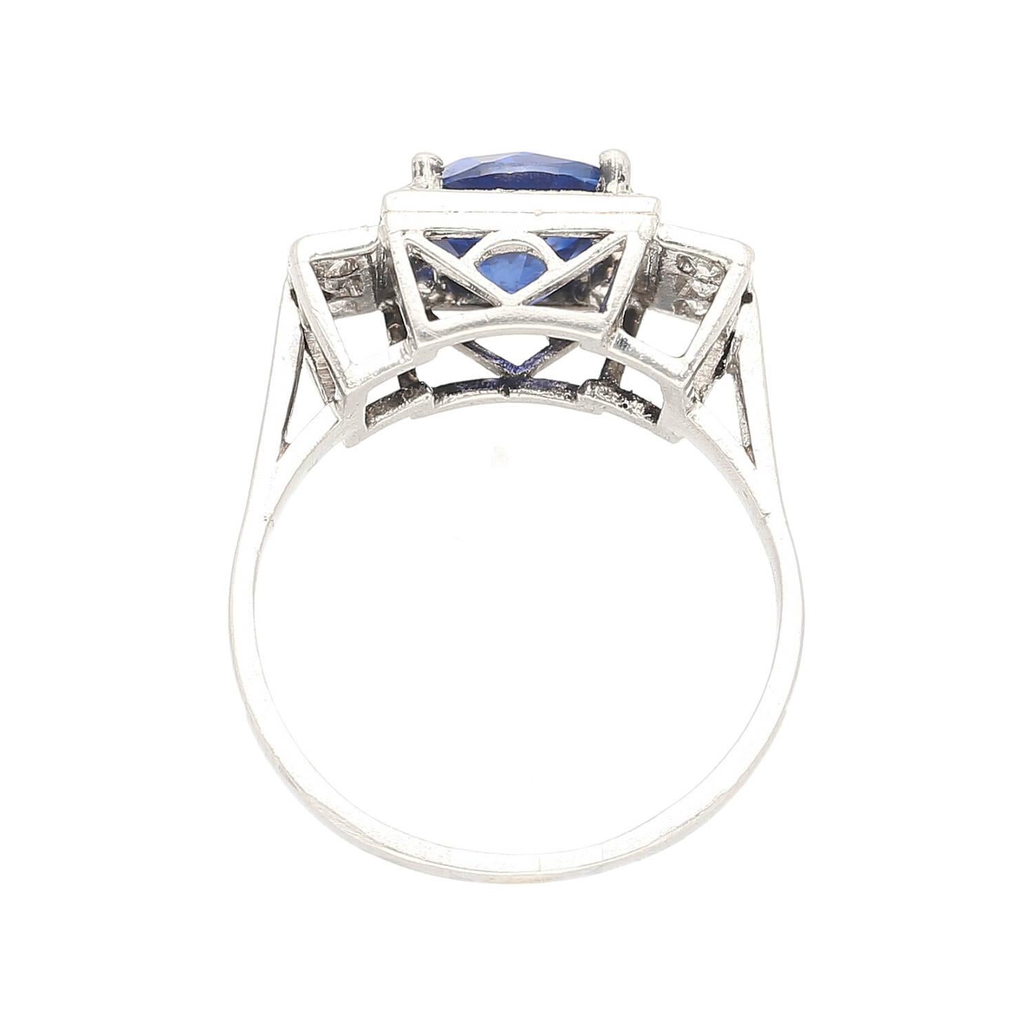 Bague en platine certifiée GRS de 2,47 carats de saphir bleu royal sans chaleur et de diamant Excellent état - En vente à Miami, FL