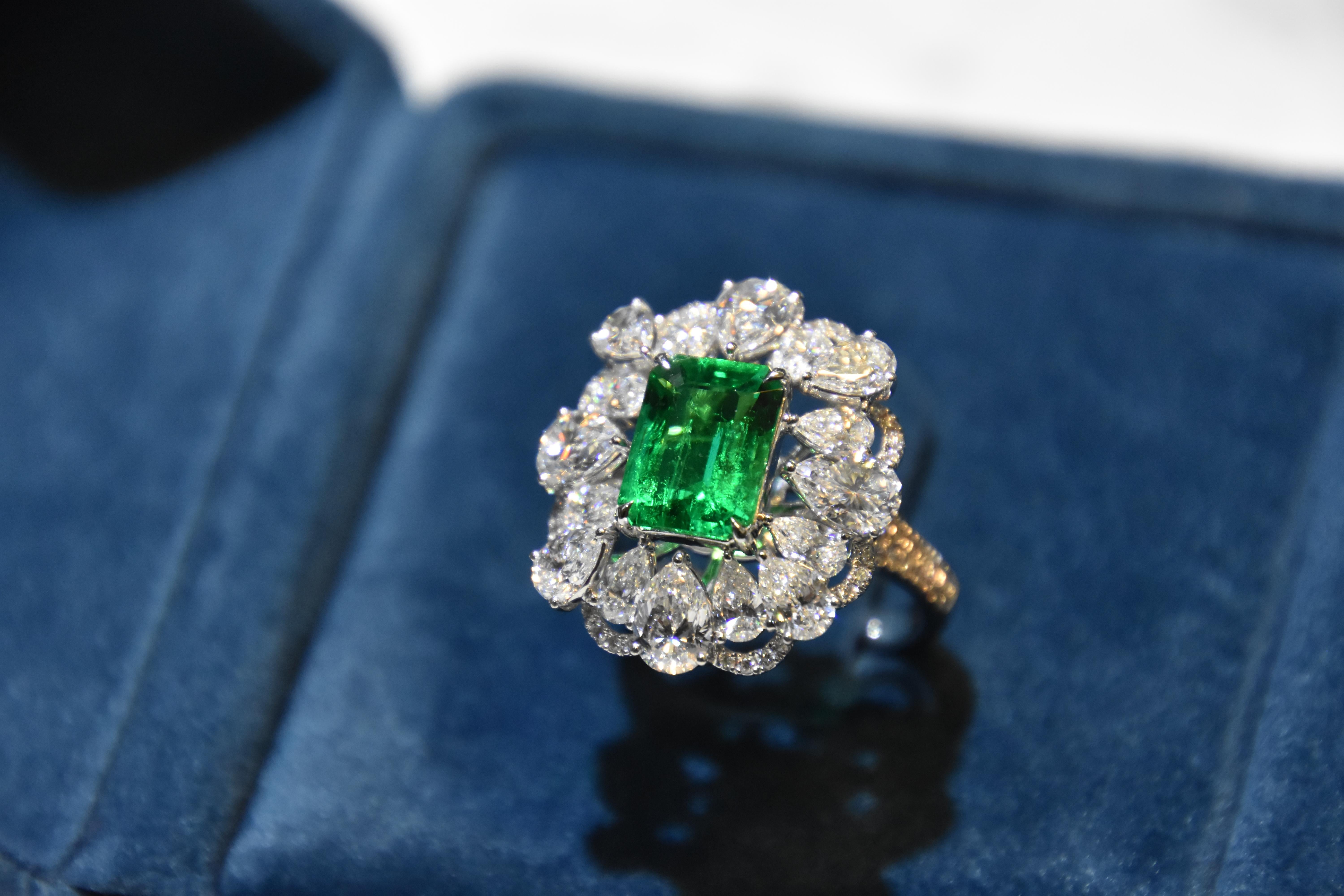 GRS Certified 2.48 Carat Colombia Emerald Ring 'Muzo' 'Vivid Green' 3