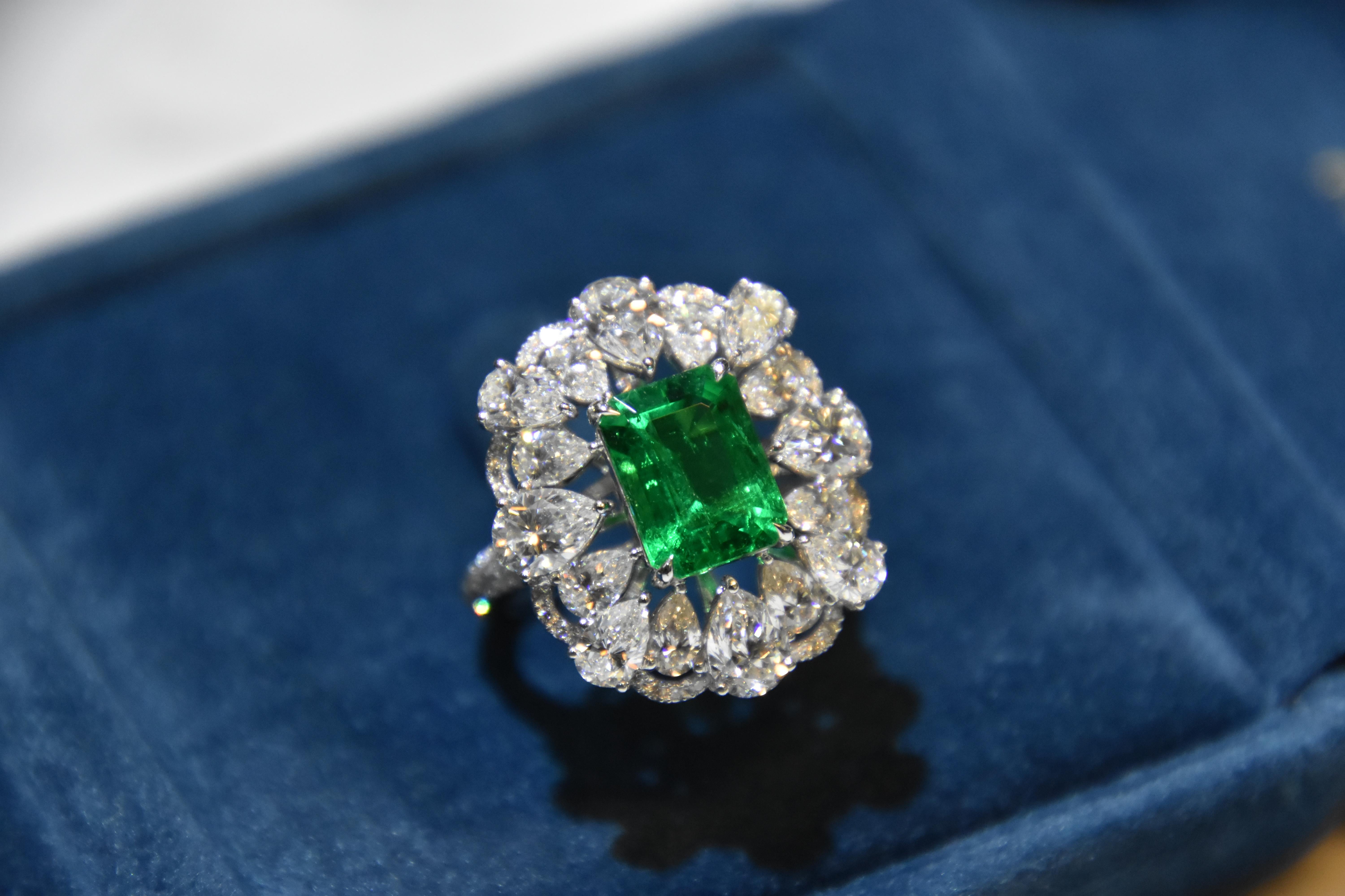 GRS Certified 2.48 Carat Colombia Emerald Ring 'Muzo' 'Vivid Green' 4