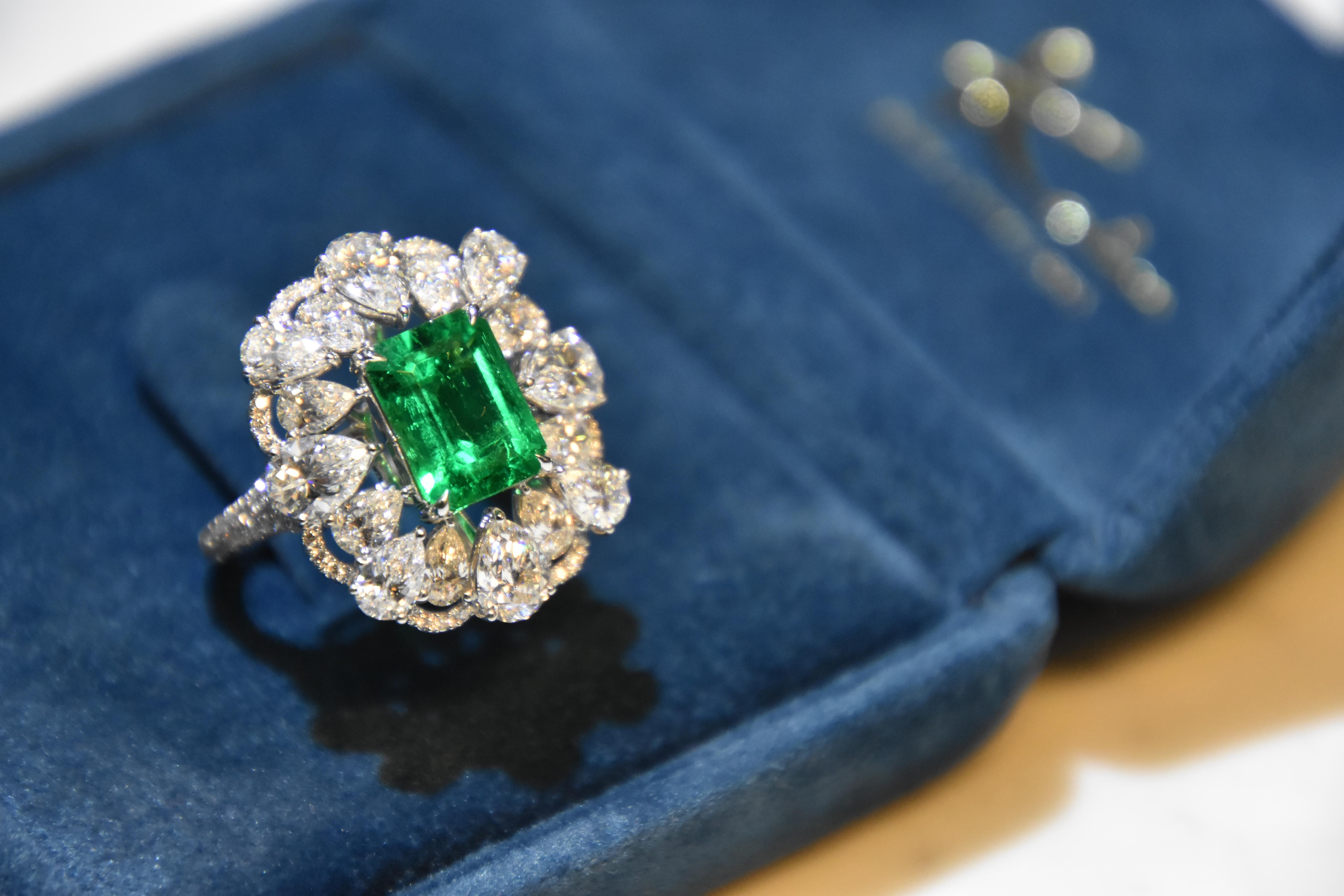 Contemporary GRS Certified 2.48 Carat Colombia Emerald Ring 'Muzo' 'Vivid Green'