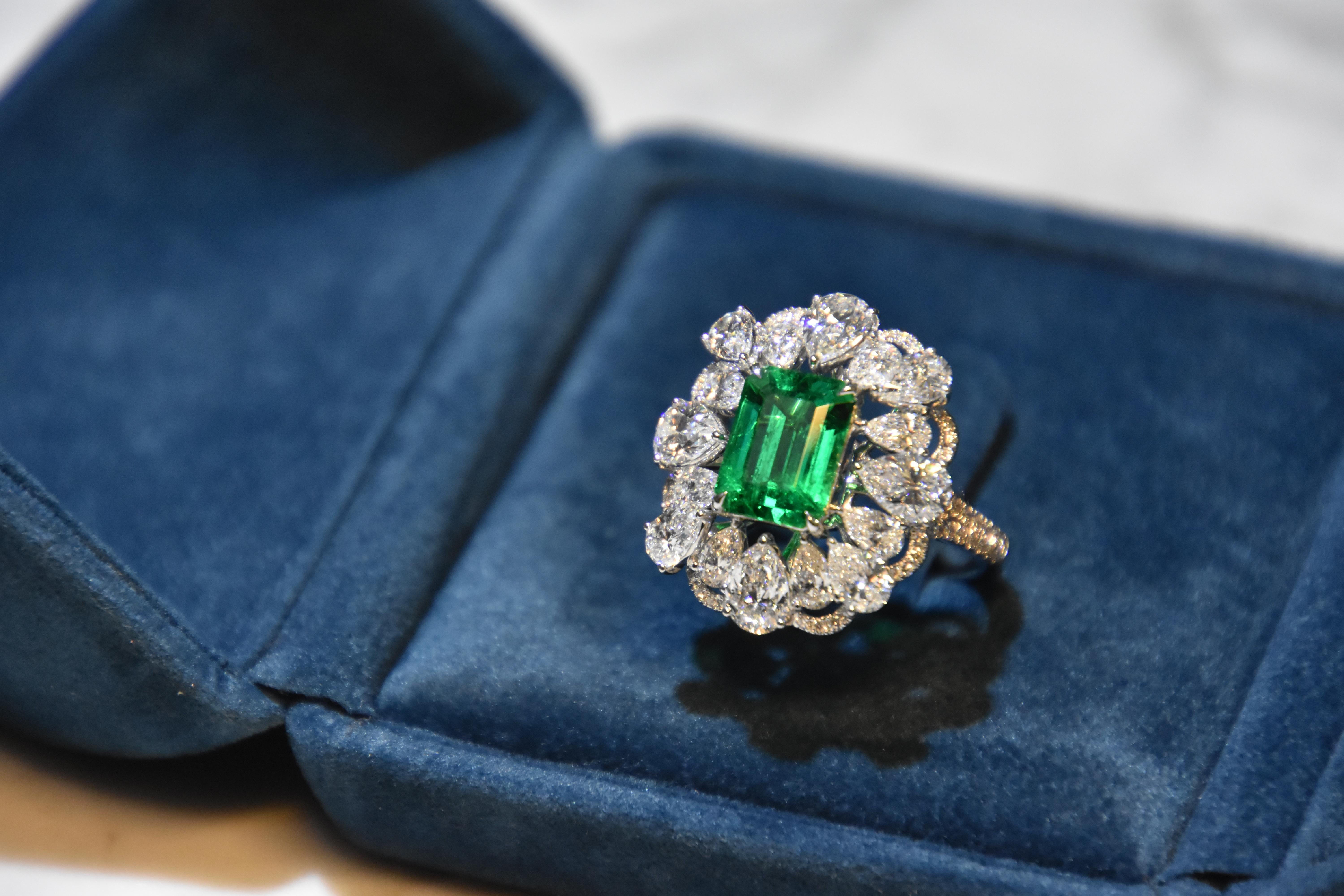 GRS Certified 2.48 Carat Colombia Emerald Ring 'Muzo' 'Vivid Green' In New Condition In Tsim Sha Tsui, HK
