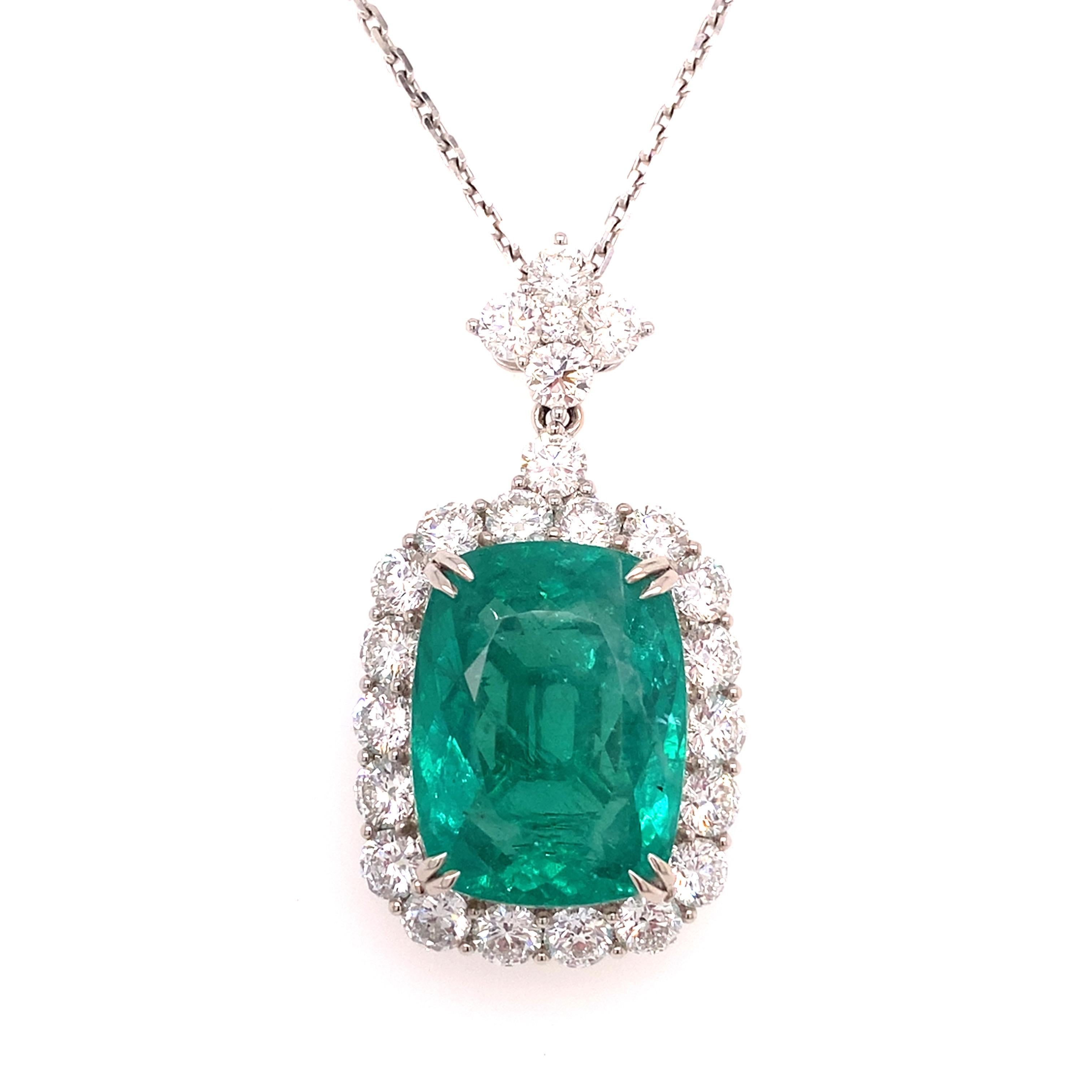 Dieses Stück klingt absolut umwerfend! Ein GRS-zertifizierter Paraiba-Diamantanhänger mit 24,81 Karat ist unglaublich selten, vor allem in Kombination mit dem Kissenschliff und eingerahmt von 5,87 Karat Diamanten im Brillantschliff. Die feine