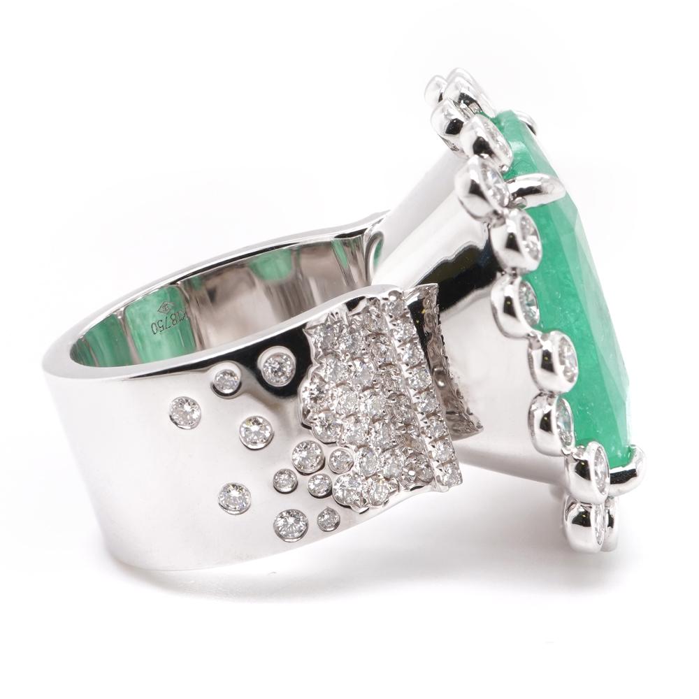 GRS-zertifizierter 26 Karat massiver kolumbianischer Smaragd-Diamant-Statement-Ring aus 18K (Art nouveau) im Angebot
