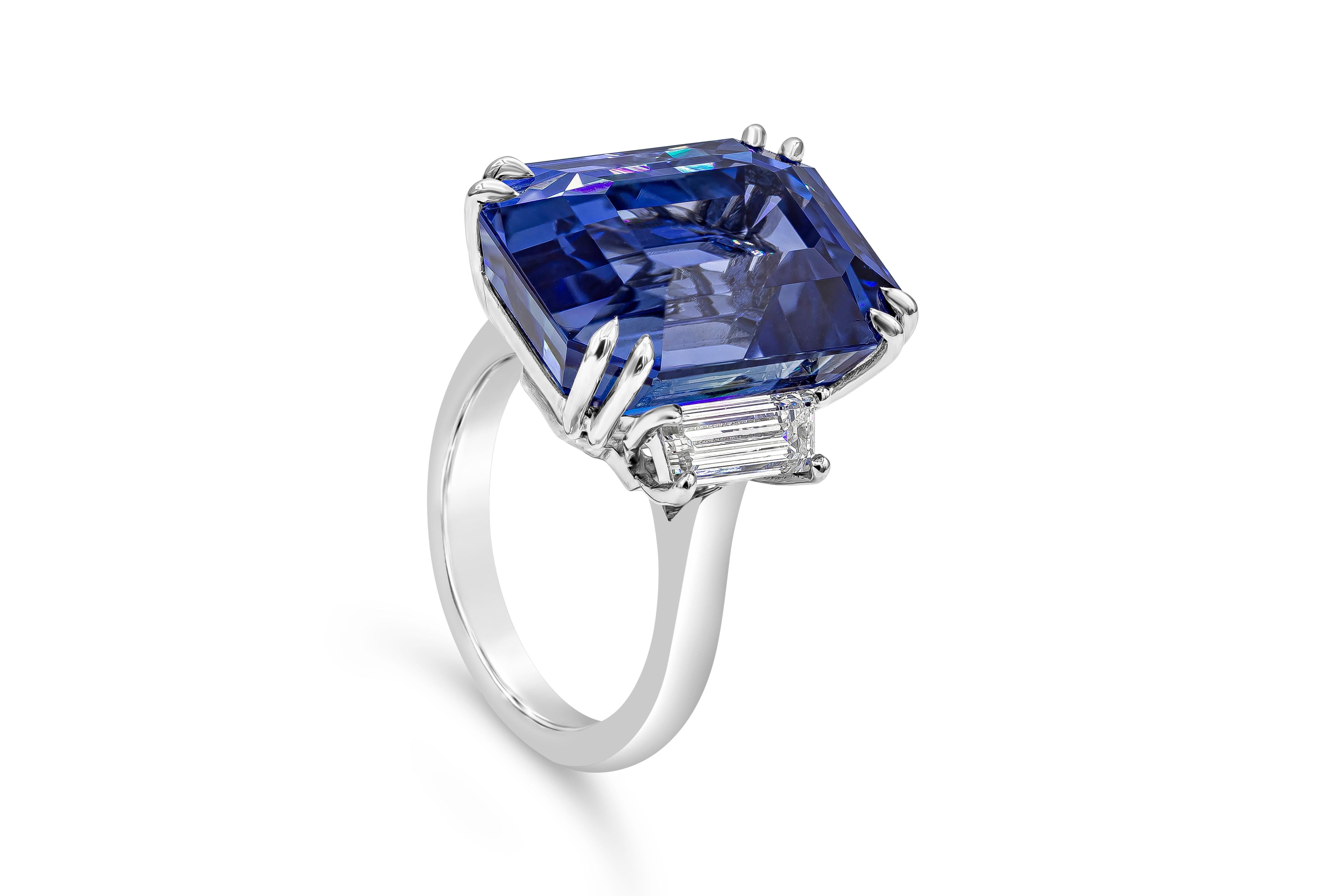Contemporain Bague de fiançailles avec saphir bleu de Ceylan taille émeraude de 26,14 carats et diamants en vente