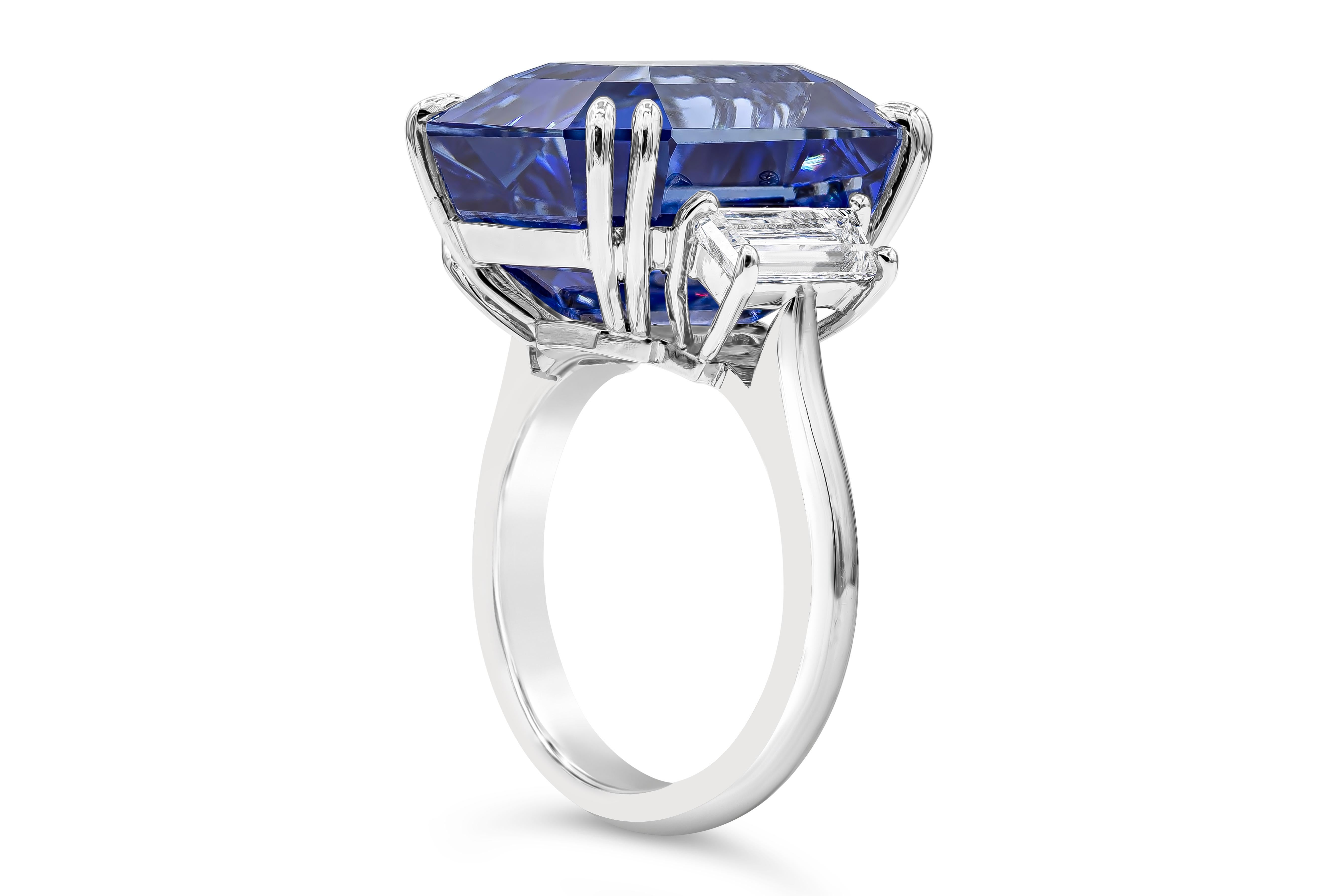 Taille émeraude Bague de fiançailles avec saphir bleu de Ceylan taille émeraude de 26,14 carats et diamants en vente