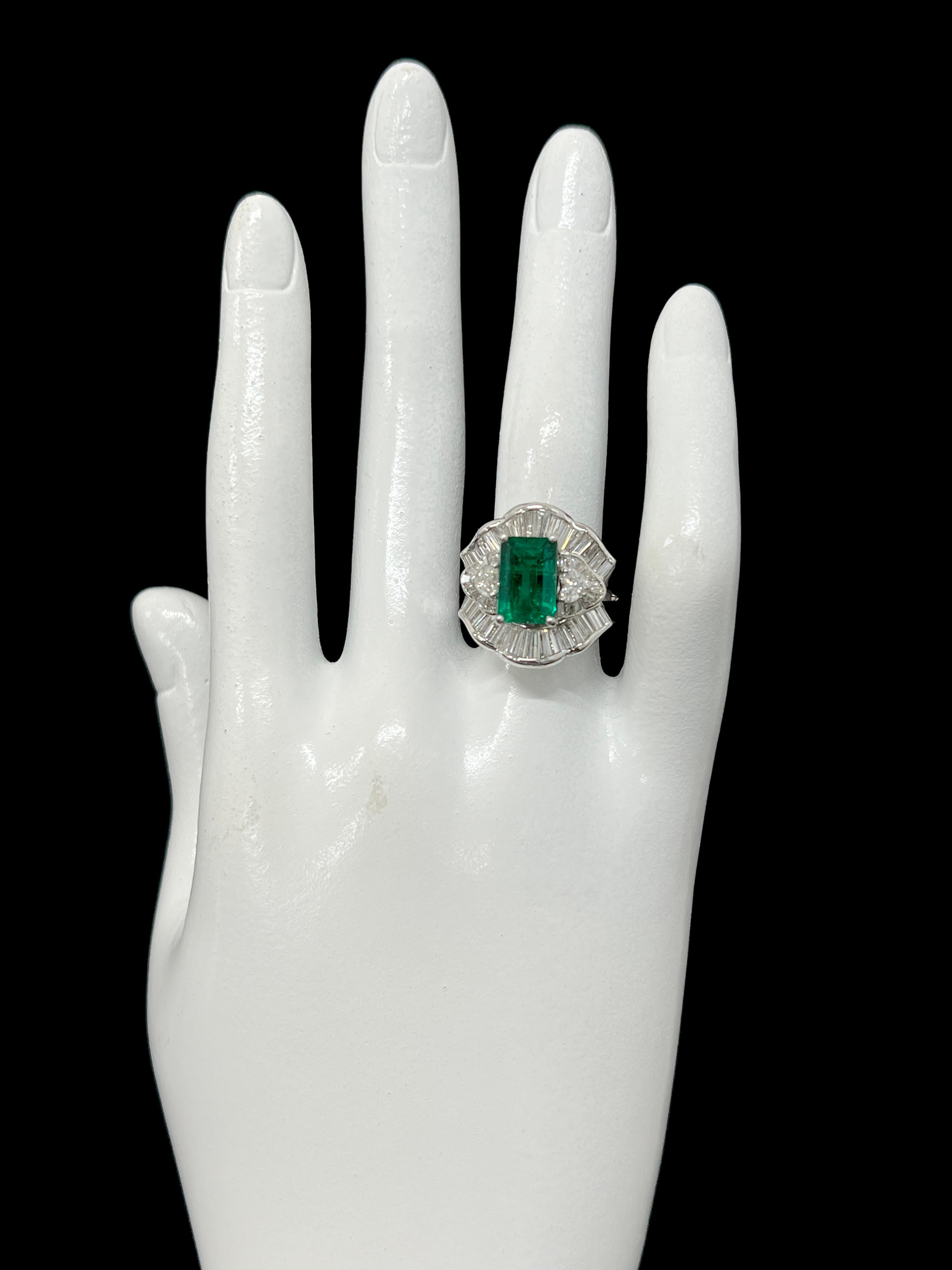Women's GRS Certified 2.62 Carat Colombian, Muzo Green Emerald Ring set in 18K Gold For Sale