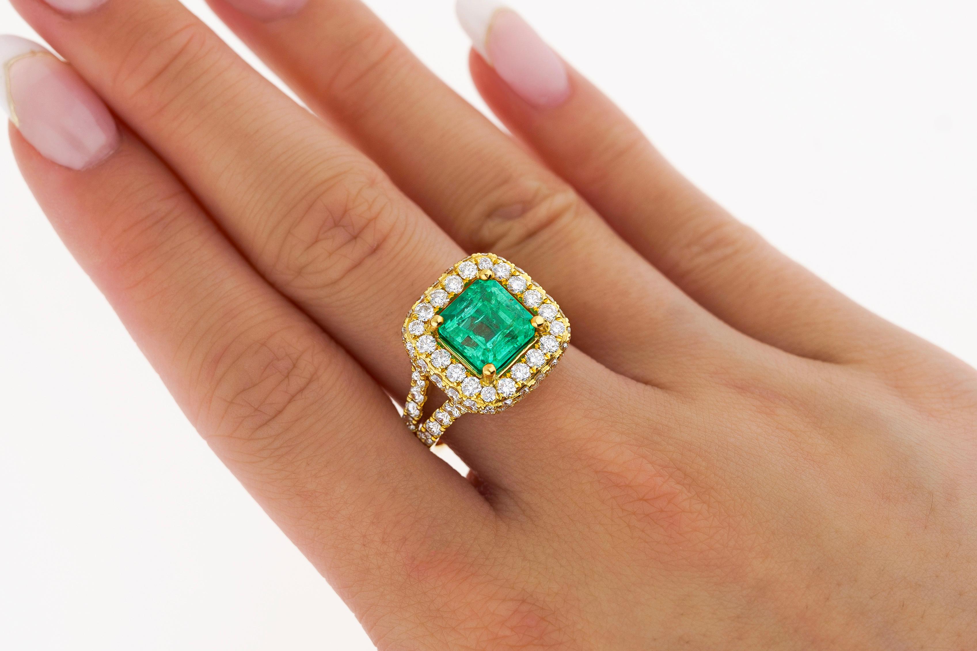 Women's or Men's GRS Certified 2.66 Carat Minor Oil Colombian Emerald and Diamond Pave Ring For Sale