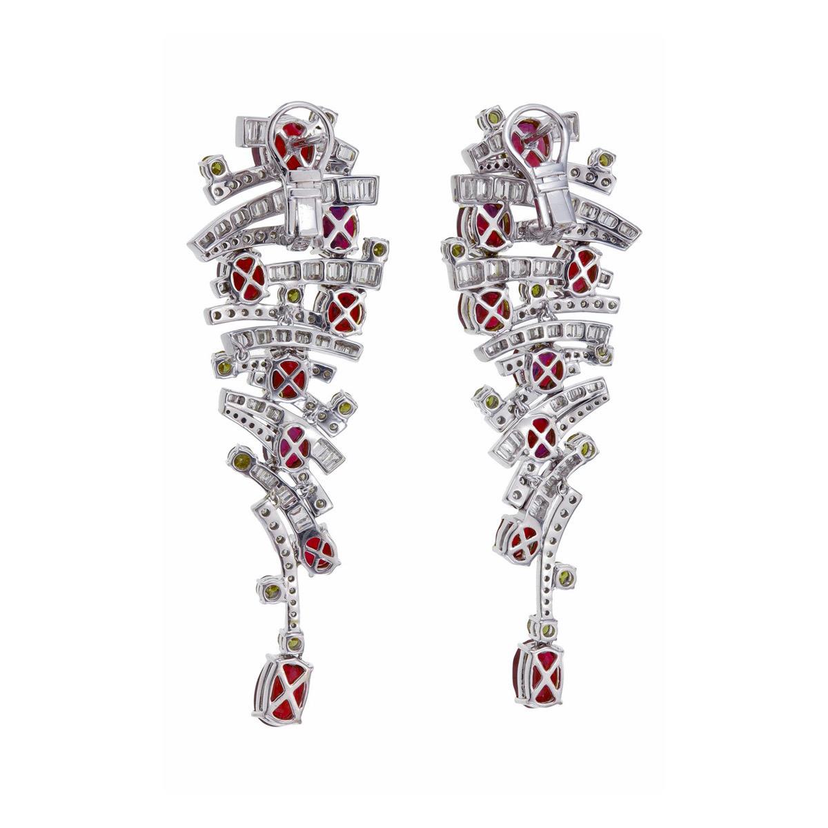 Gli eleganti orecchini con rubino birmano e diamanti di REWA jewels sono realizzati a mano in oro bianco 18 carati.

Ha 2 pezzi di rubini Burma No Heat di forma ovale  del peso di 2.92 carati circa. I rubini e il sangue di piccione sono di colore e