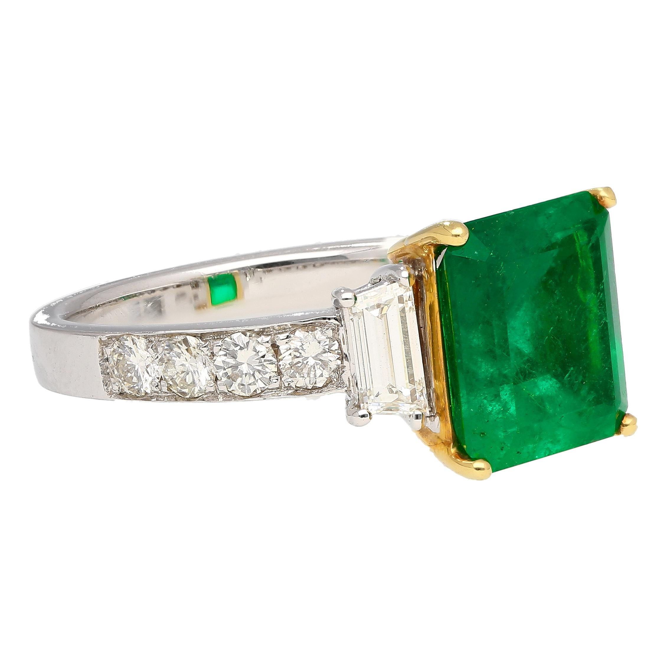 Modern GRS Certified 3 Carat Vivid Green Minor Oil Colombian Emerald & Diamond 18K Ring For Sale