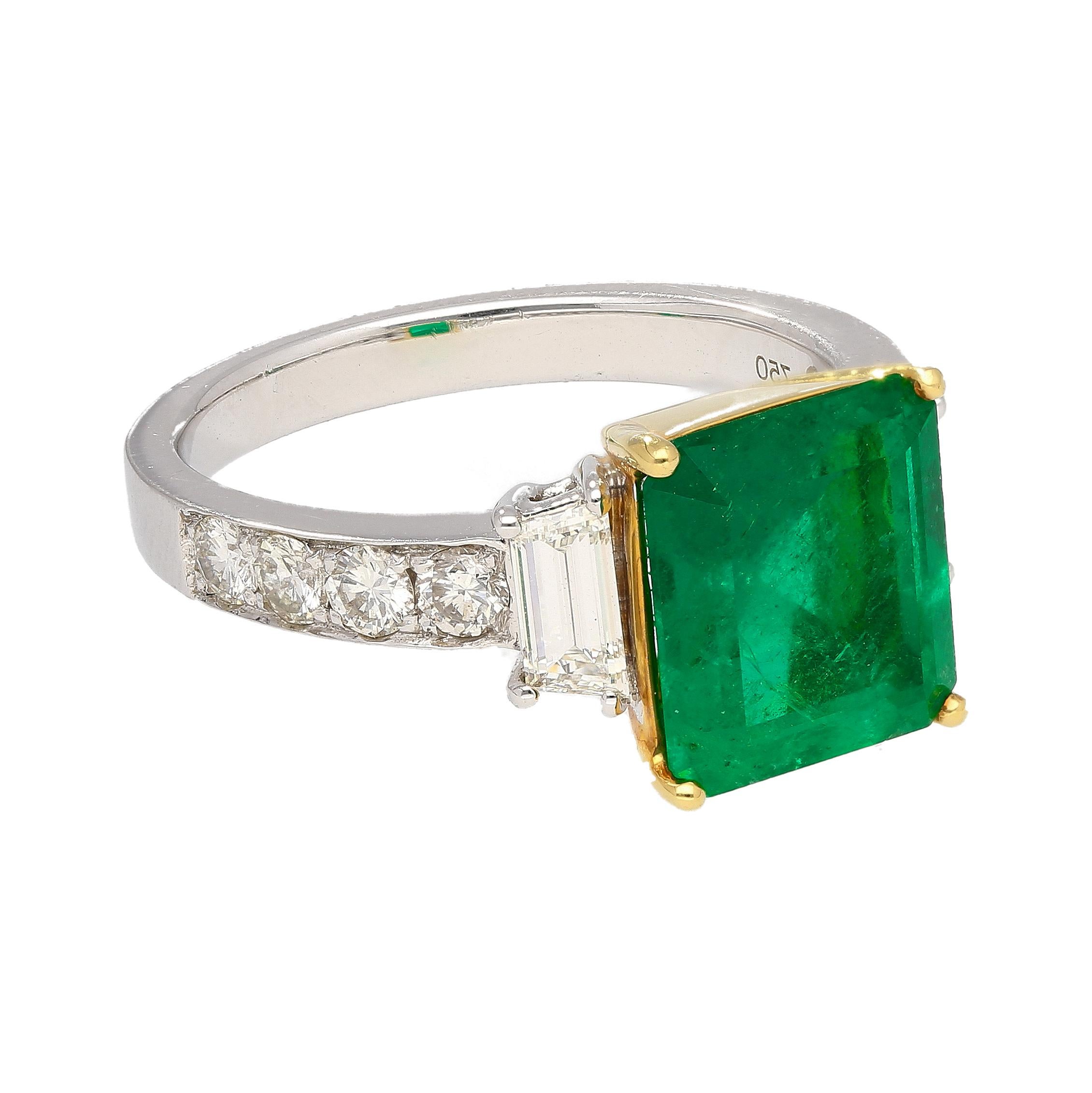 Emerald Cut GRS Certified 3 Carat Vivid Green Minor Oil Colombian Emerald & Diamond 18K Ring For Sale