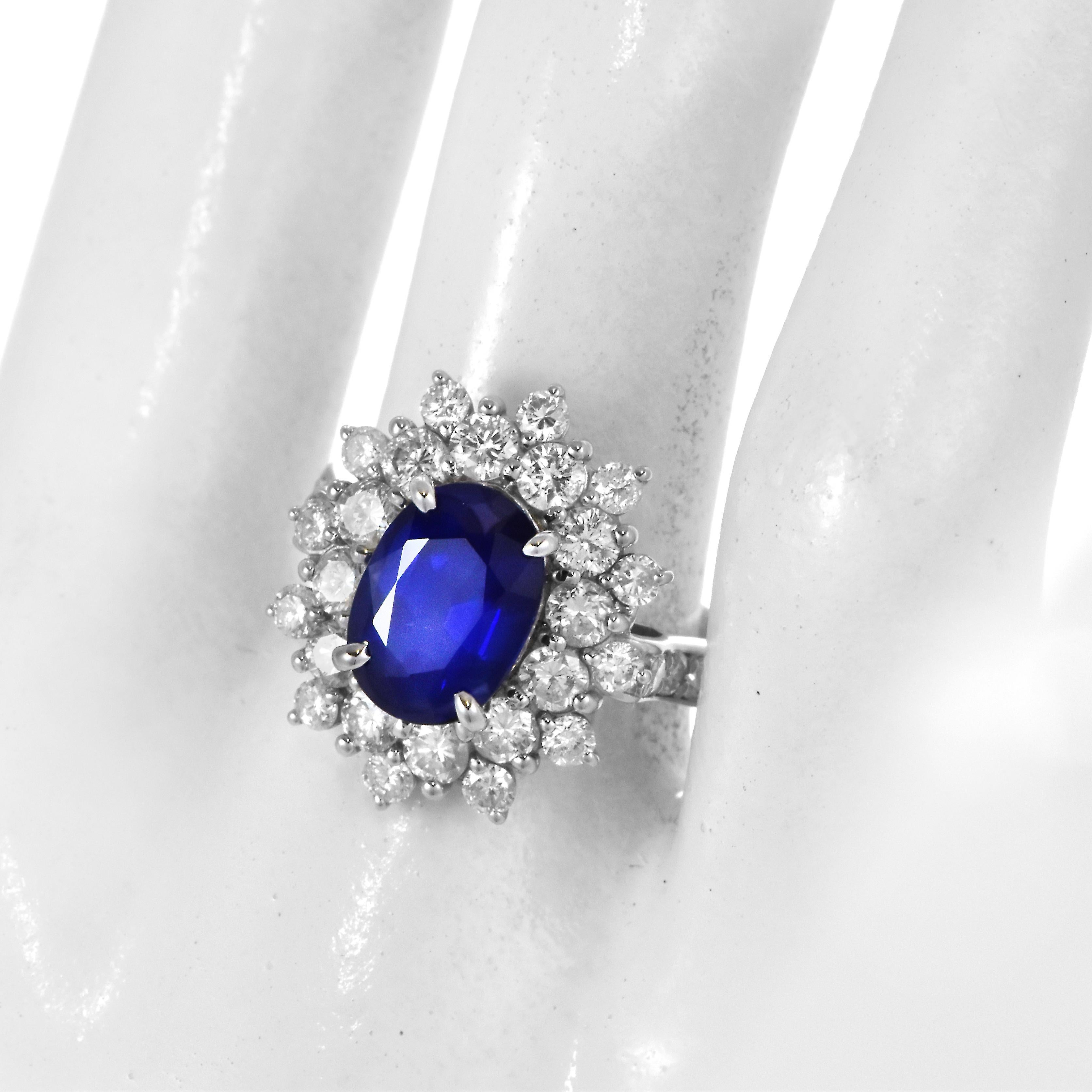 GRS Certified 3.00 Carat Natural Royal Blue Sapphire Ring Made in Platinum Damen im Angebot