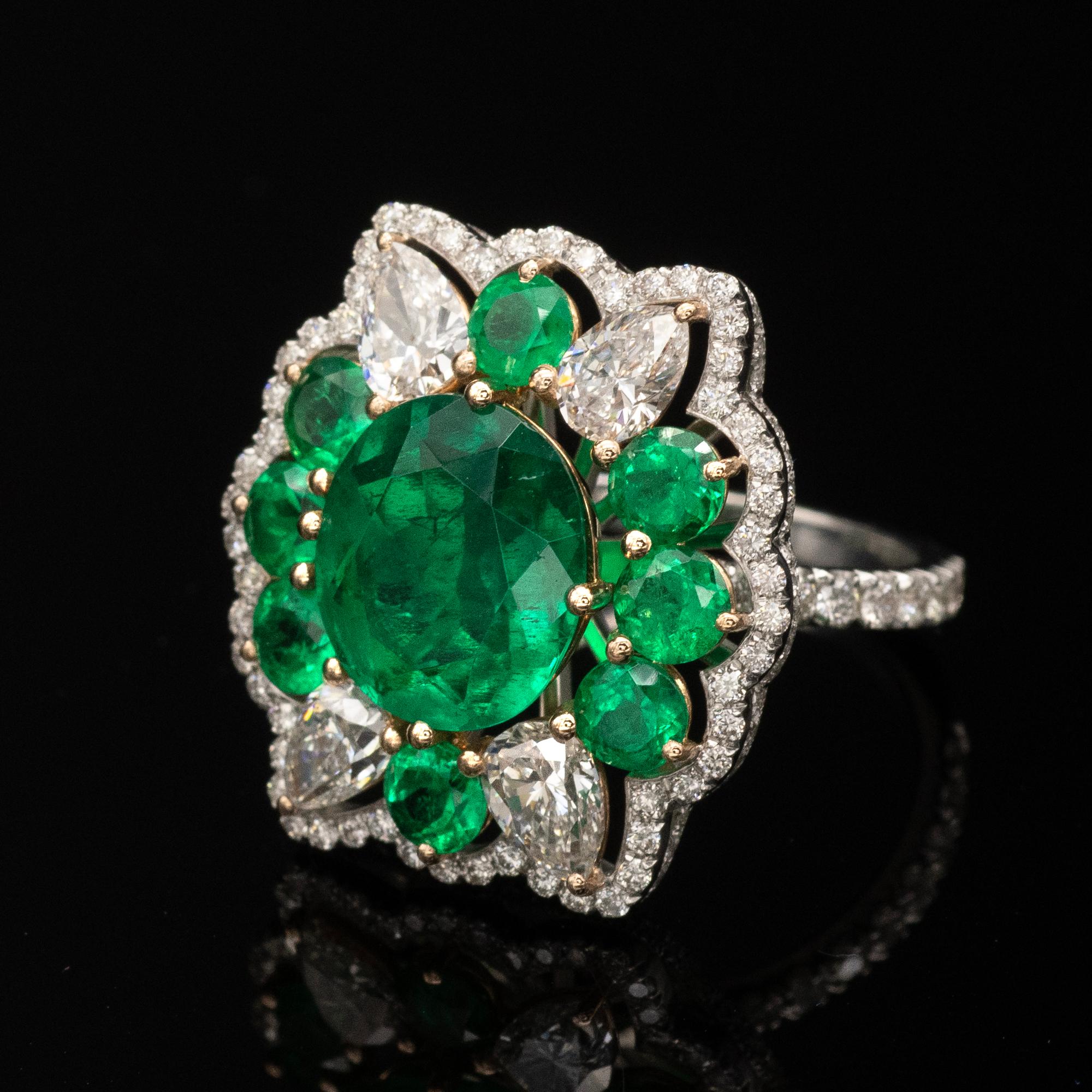 Este extraordinario anillo de cóctel de esmeralda colombiana y diamantes se centra en una esmeralda ovalada de 3,01 quilates de extraordinaria calidad, certificada por GRS como natural con realce de claridad Insignificante, una designación