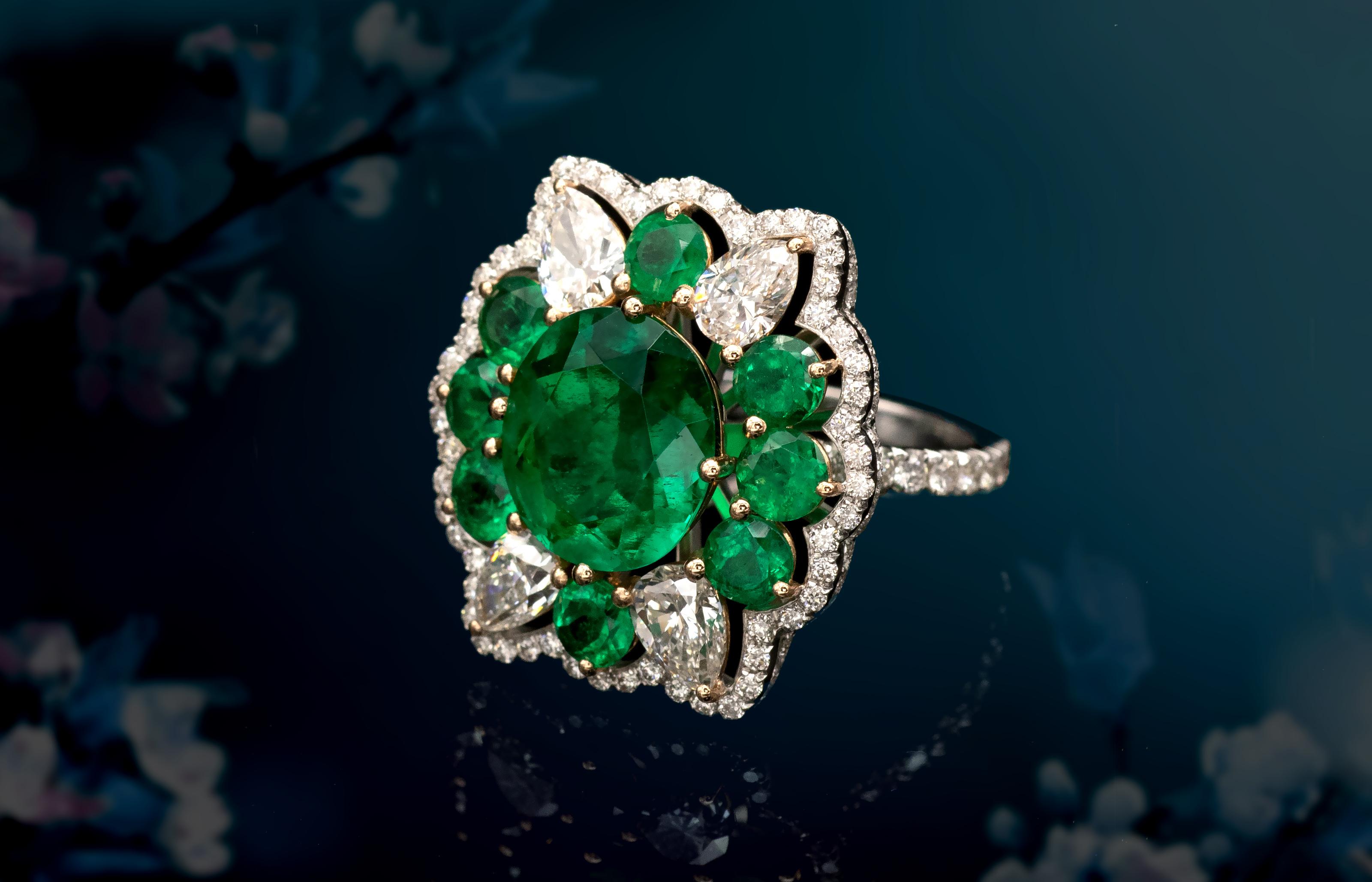 Esmeralda colombiana certificada GRS de 3,01 ct y anillo de cóctel de diamantes en oro de 18 quilates en venta 3
