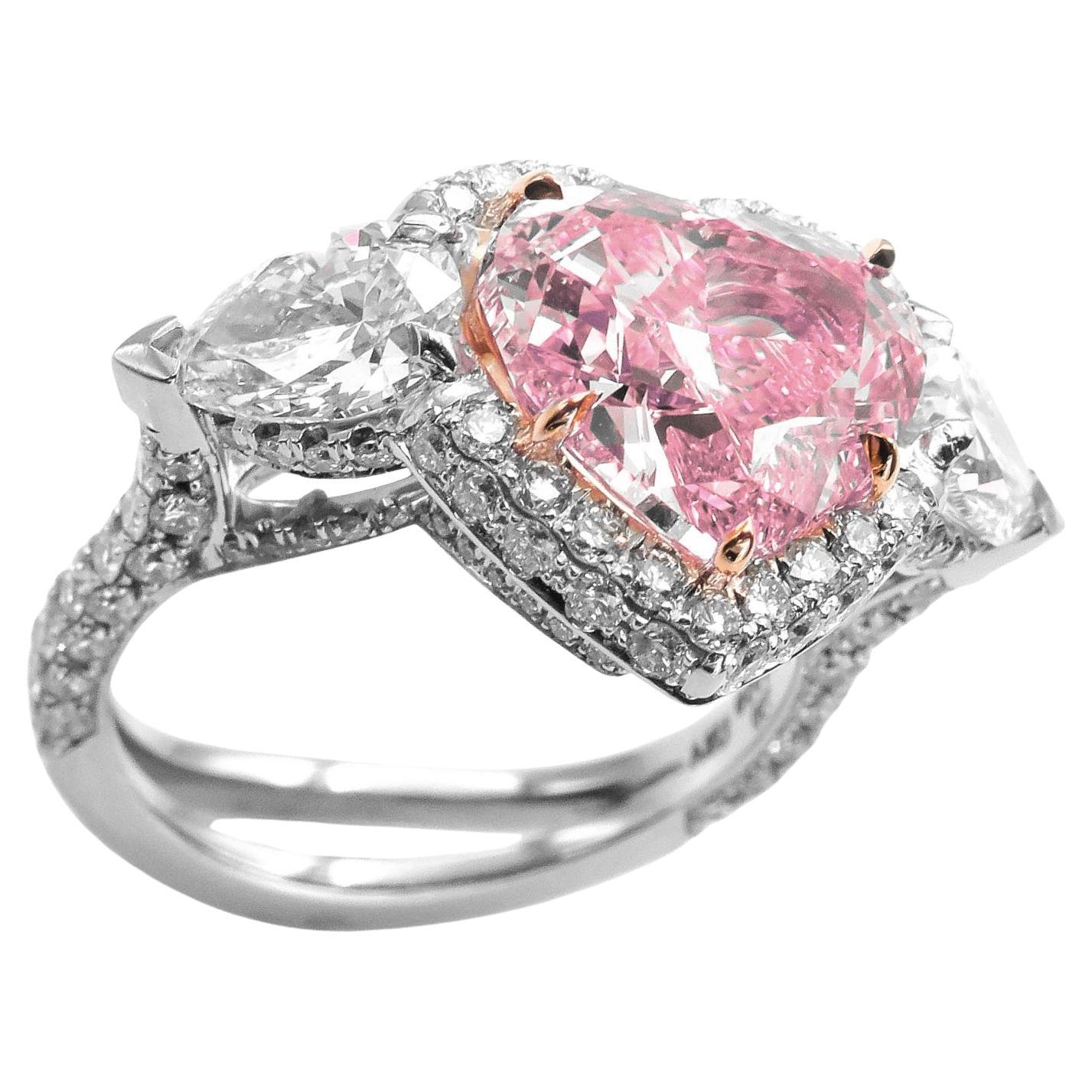 Contemporaneo Anello con diamante rosa chiaro a forma di cuore certificato GRS da 3,02 carati in vendita