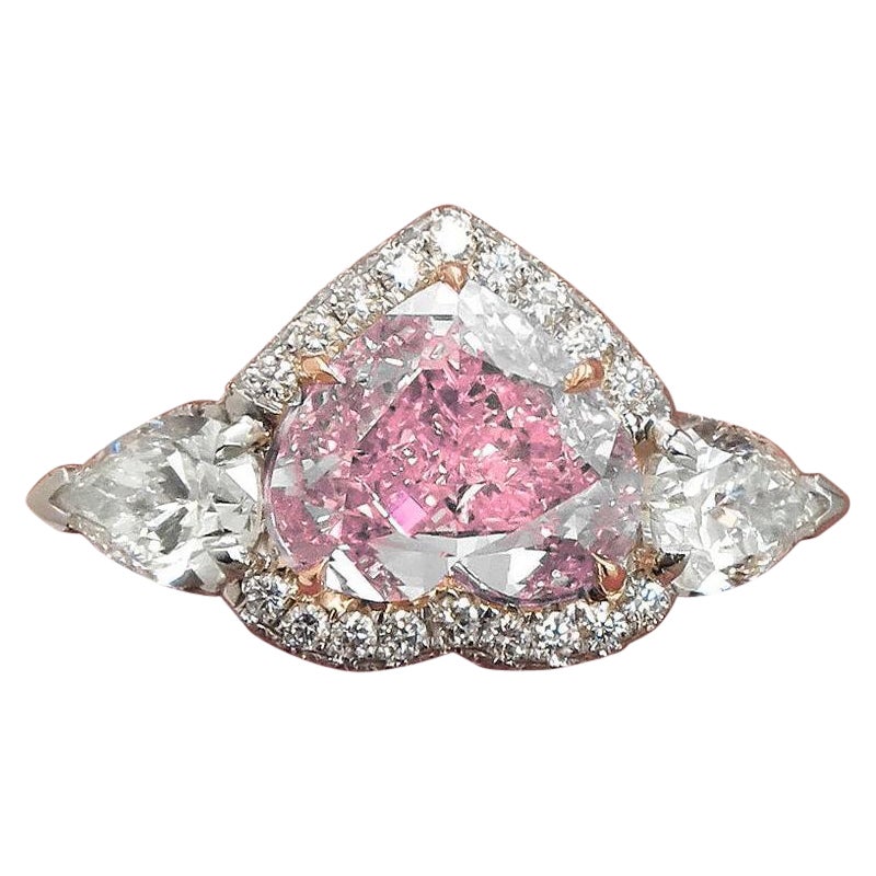 Anello con diamante rosa chiaro a forma di cuore certificato GRS da 3,02 carati in vendita