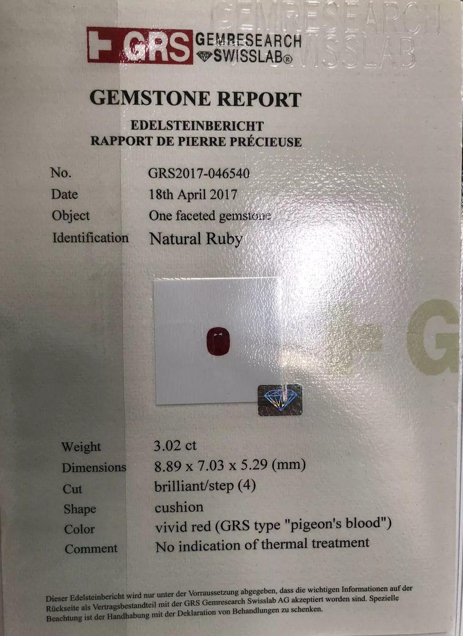 Voici une superbe bague bicolore mettant en valeur un rare rubis naturel rouge vif certifié par GRS Gemresearch Swisslab. La pierre centrale est un rubis de 3,02 carats de forme coussin, mesurant 8,89 × 7,03 × 5,29 mm et taillé dans un mélange de