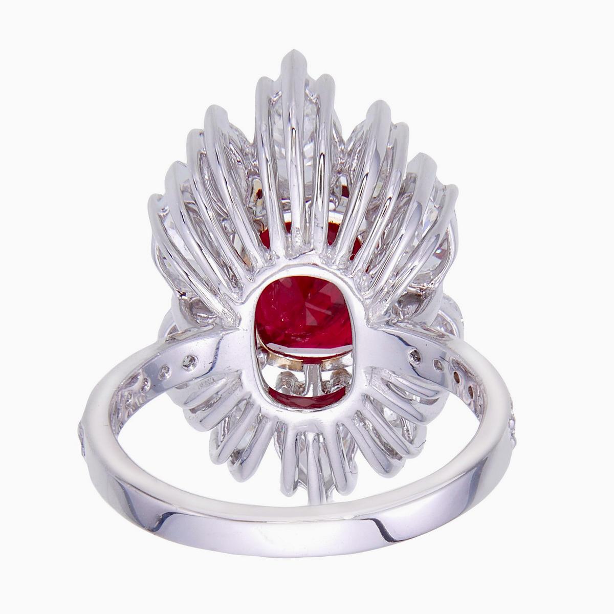 GRS zertifiziert 3,28 Karat Burma Rubin keine Hitze und Diamant-Ring in 18K Weißgold (Kissenschliff) im Angebot