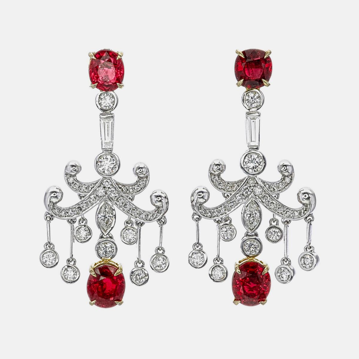 Gli eleganti orecchini con rubino birmano e diamanti di REWA jewels sono realizzati a mano in oro bianco 18 carati.

Ha 2 pezzi centrali di rubini Burma No Heat di colore sangue di piccione del peso di circa 1,49 carati e 2 pezzi di rubini di forma