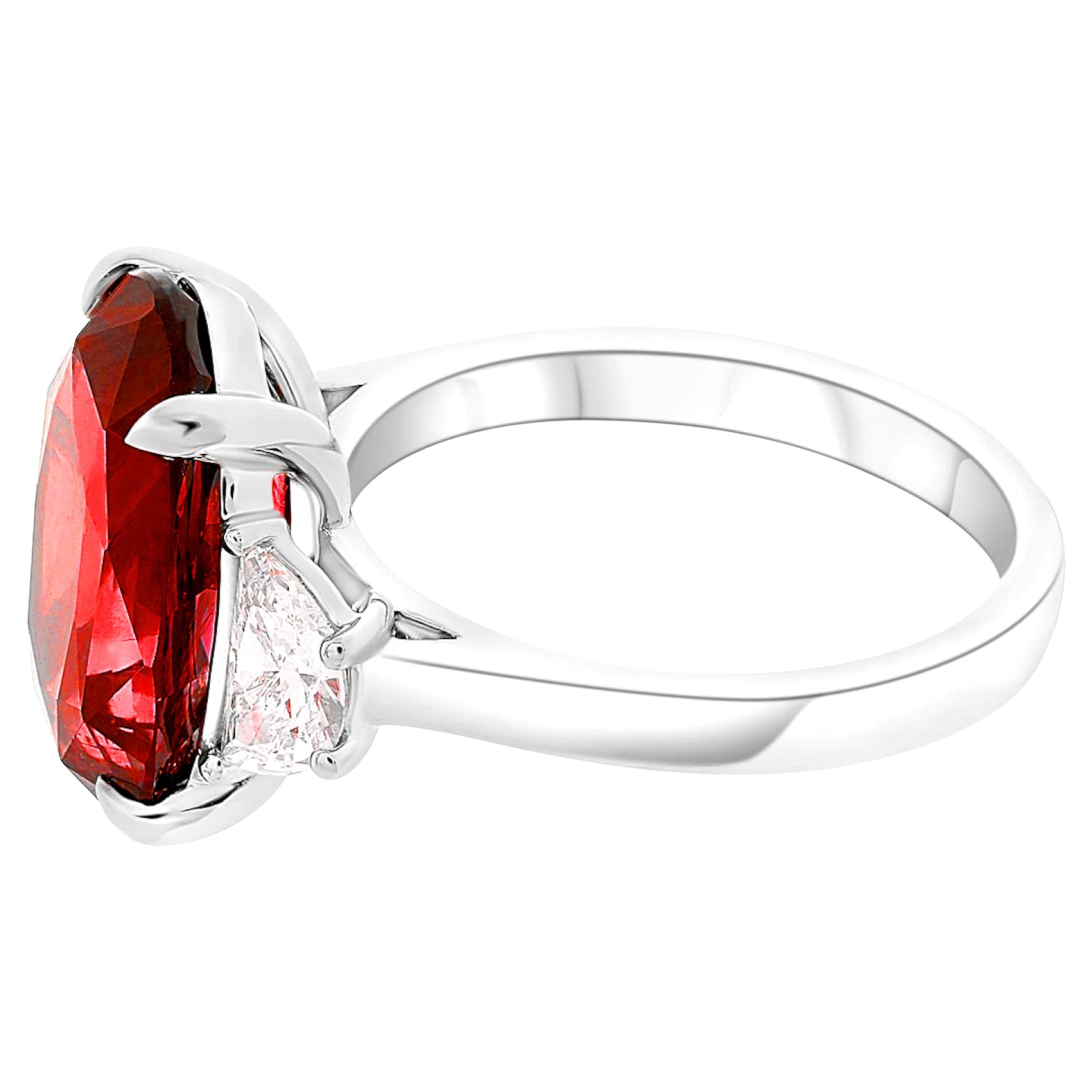 Anello con rubino del Mozambico rosso vivo certificato GRS da 3,54 carati in oro bianco 18 carati con diamanti Half-Moon

Questo straordinario anello presenta un rubino naturale del Mozambico da 3,54 carati, certificato dal GRS come rosso vivo, un