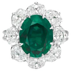 Anello cocktail con smeraldo ovale di colore verde vivo certificato GRS da 3,57 carati NO OIL