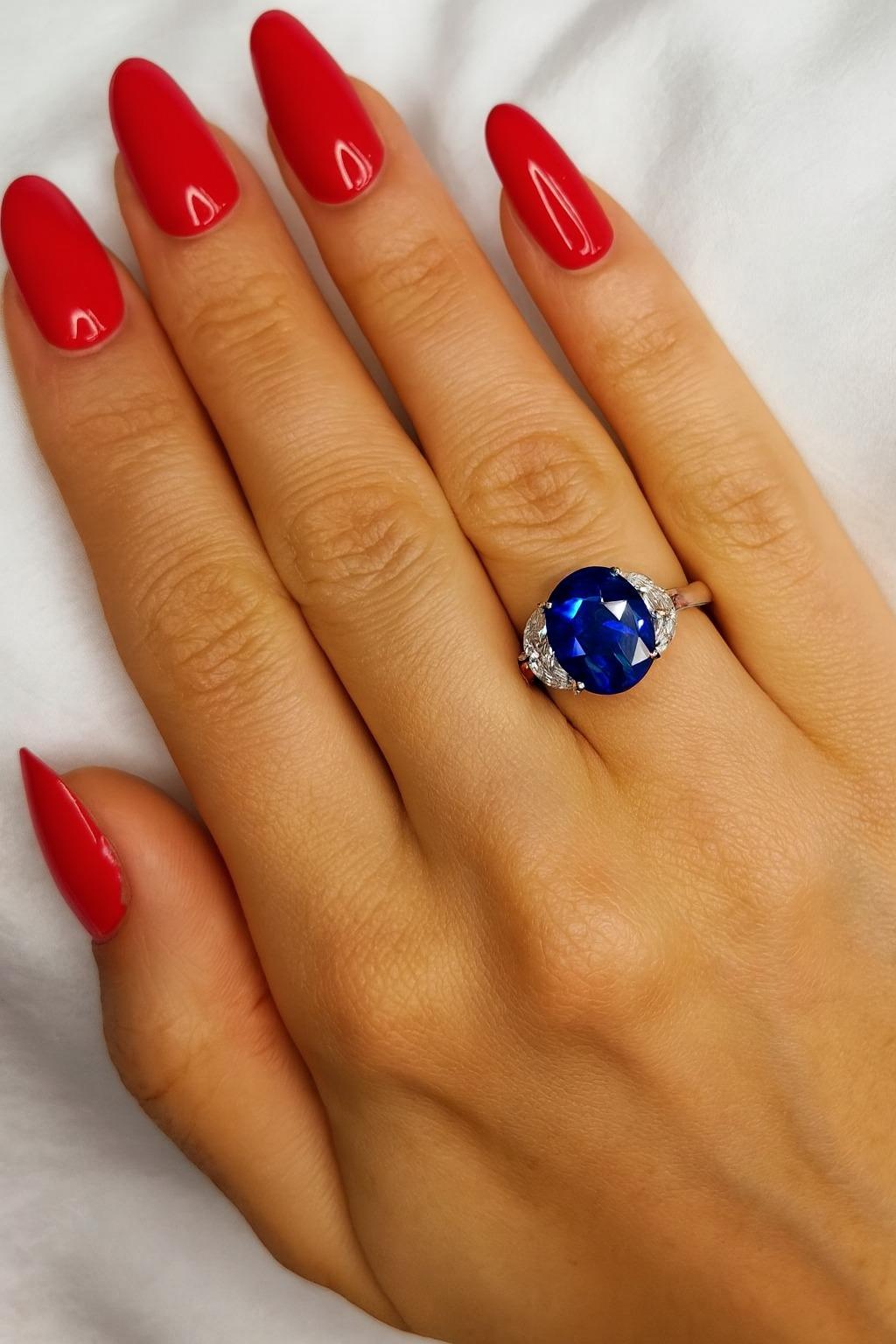 Cette exquise bague en platine est ornée d'un saphir naturel captivant de 3,70 carats, certifié par GRS comme étant d'un bleu vif (type GRS 