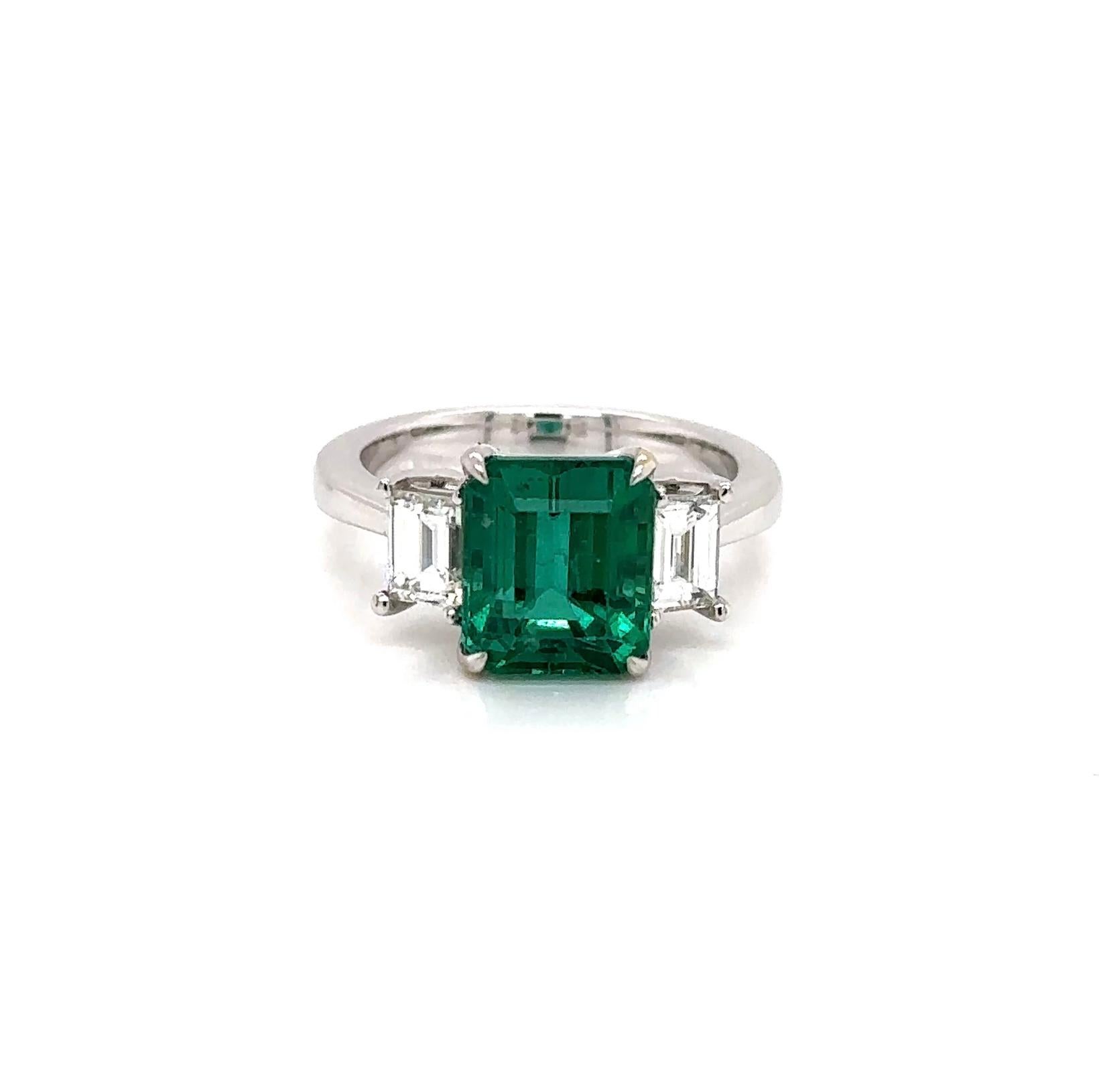 Or : 8,90 grammes
Émeraude : 1 pièce - 3,76 carats (GRS, Zambie)
Diamant (fantaisie) : 2 pièces - 0,77 carats

Bague classique et élégante à trois pierres, ornée d'une émeraude zambienne certifiée GRS de 3,76 carats, sertie entre deux diamants