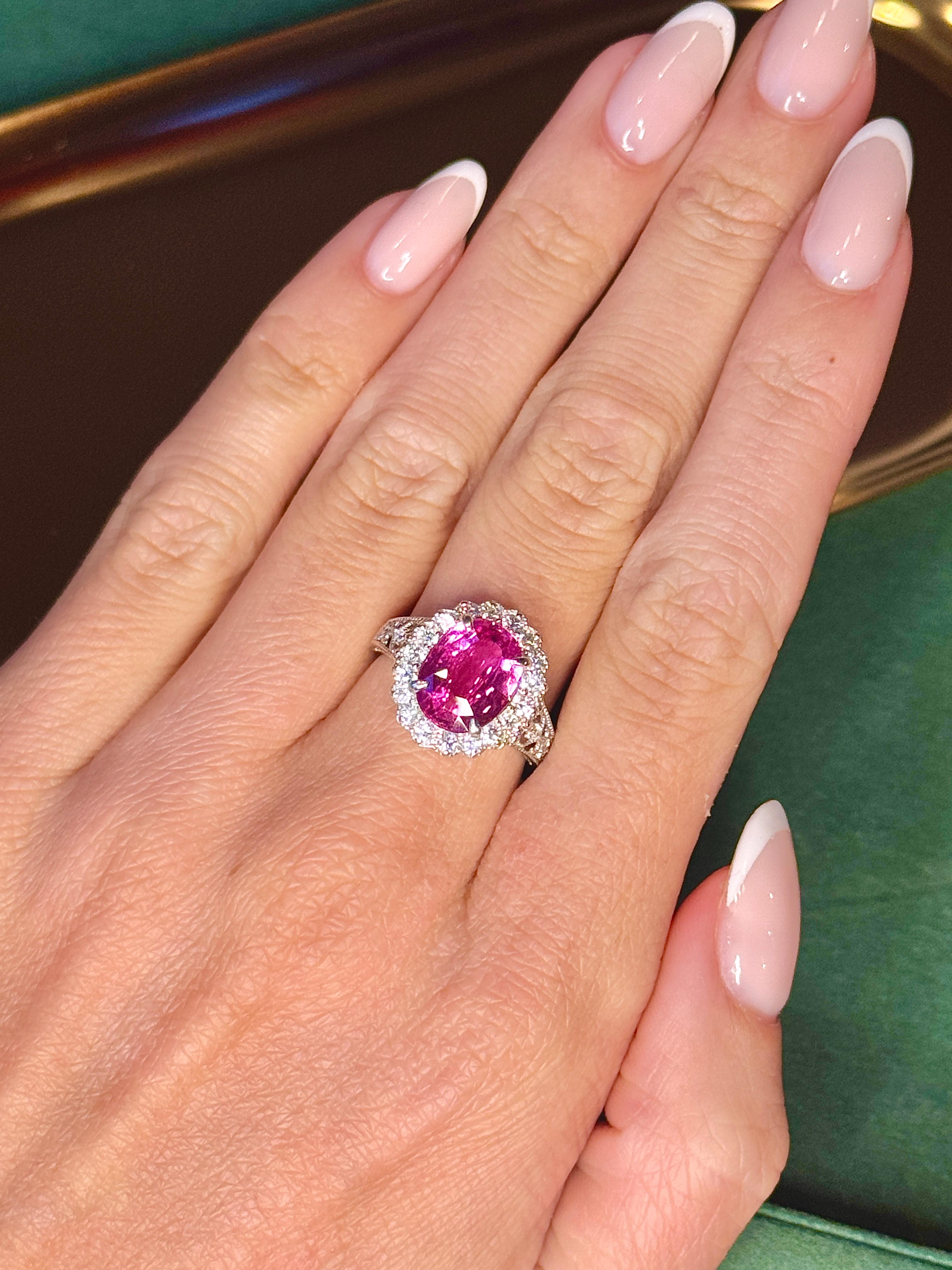 Taille ovale Bague en platine avec saphir rose exceptionnel de 3,5 carats certifié GRS et halo de diamants en vente