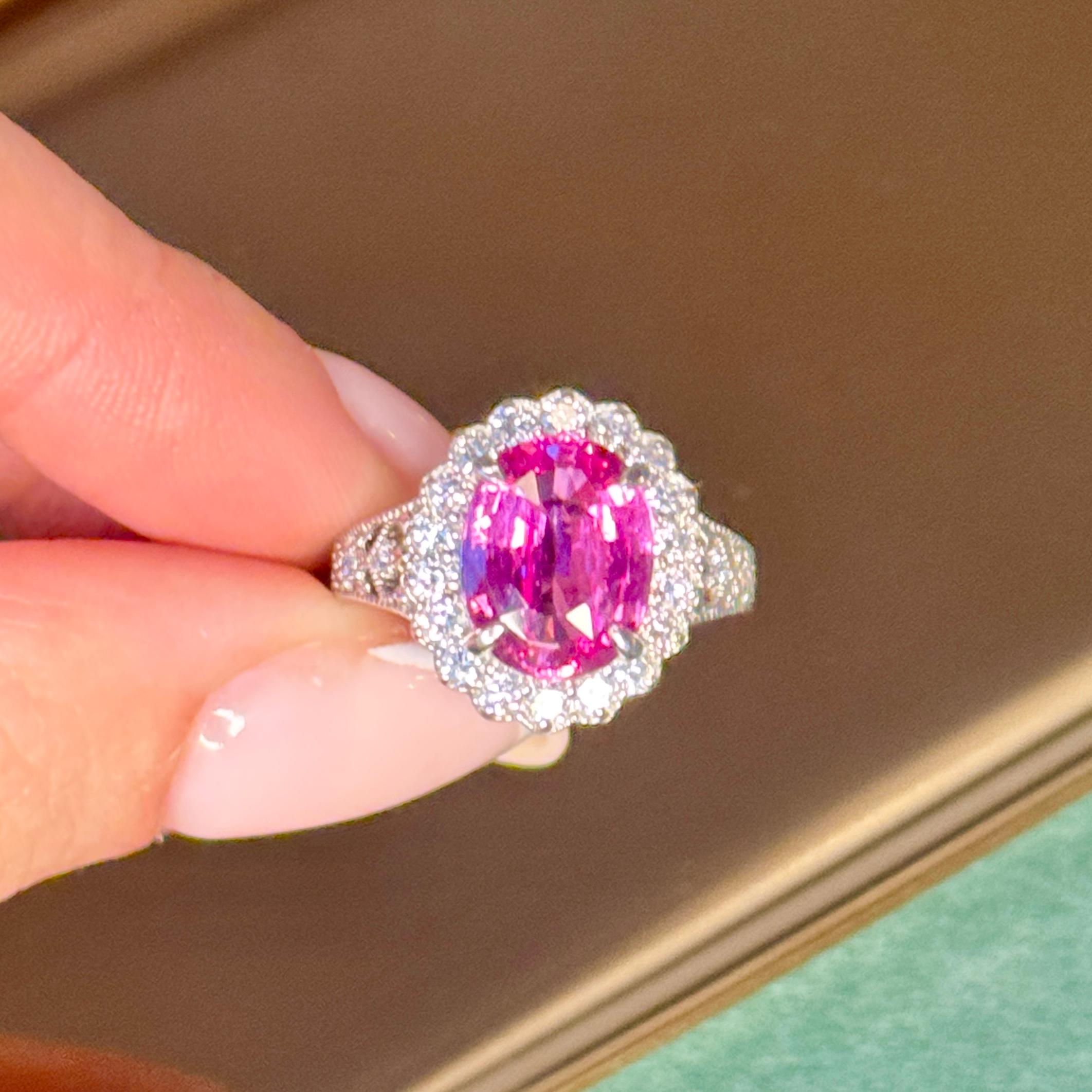 Bague en platine avec saphir rose exceptionnel de 3,5 carats certifié GRS et halo de diamants Neuf - En vente à London, GB